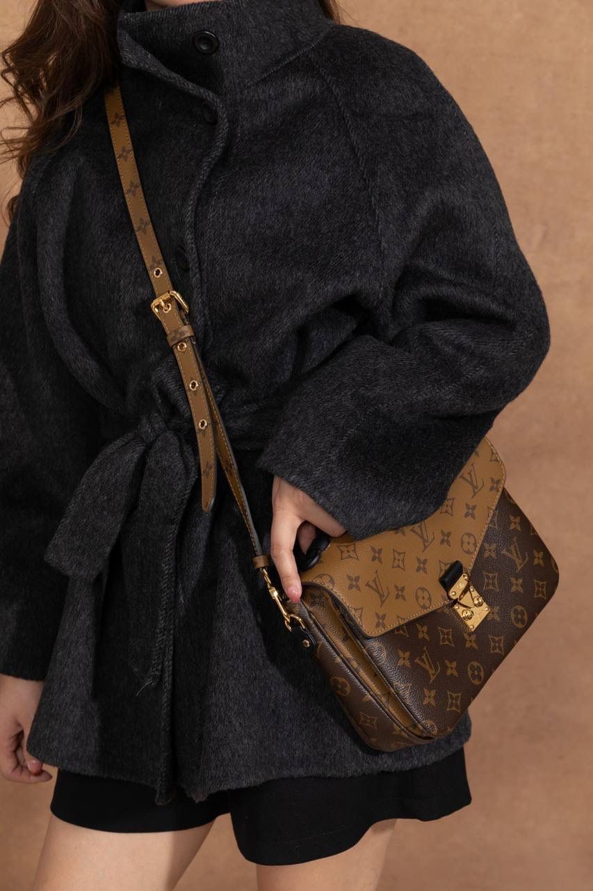 LV POCHETTE METIS 🎀大邮差包 法国原厂皮 + 全钢五金 摸起来就是不一样，质感很高级，拿在手上很有 feel 💼 📏 尺寸 25 × 19 × 7cm 大小刚刚好，不大不小，日常背超级舒服～ 这款真的是 女生一定要有的一颗包 👜 经典中带点可爱，耐看又百搭～ 经典老花配上 黄花色调 💛 让原本很经典的邮差包，看起来更年轻、更时尚✨ 不老气、不无聊，反而越看越喜欢～ 里面还有 隔层设计，真的很能装 👍 手机、钱包、化妆品统统 OK～ 不管日常出门还是凹造型，都很加分 💃