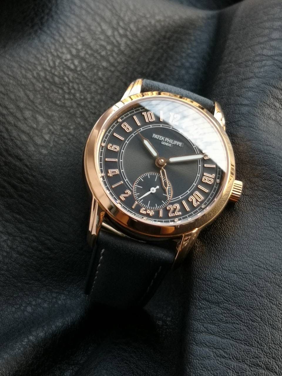 百达翡丽复杂功能系列5224R-001重磅登场，复杂时计腕表，以超复杂的工艺技术打造休闲运动腕表。 机芯采用复刻版31-260 PS FUS 24H自动上链机芯，在实现外观的逼真前提下，功能一并完美诠释。 改装大师独立制表人，倾情参与定制改装表盘颜色，给予独一无二的腕表增添有趣的灵魂！ 匠心力作 欢迎各位表友品鉴！