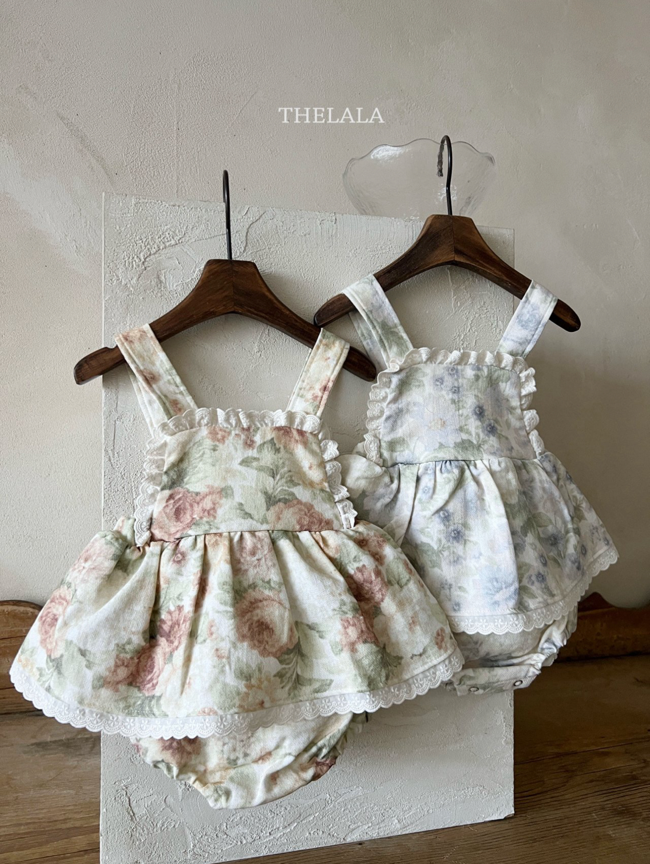 🌸預訂 韓國直送🌸🇰🇷THELALA兩色花卉滿印蕾絲花邊吊帶包屁裙