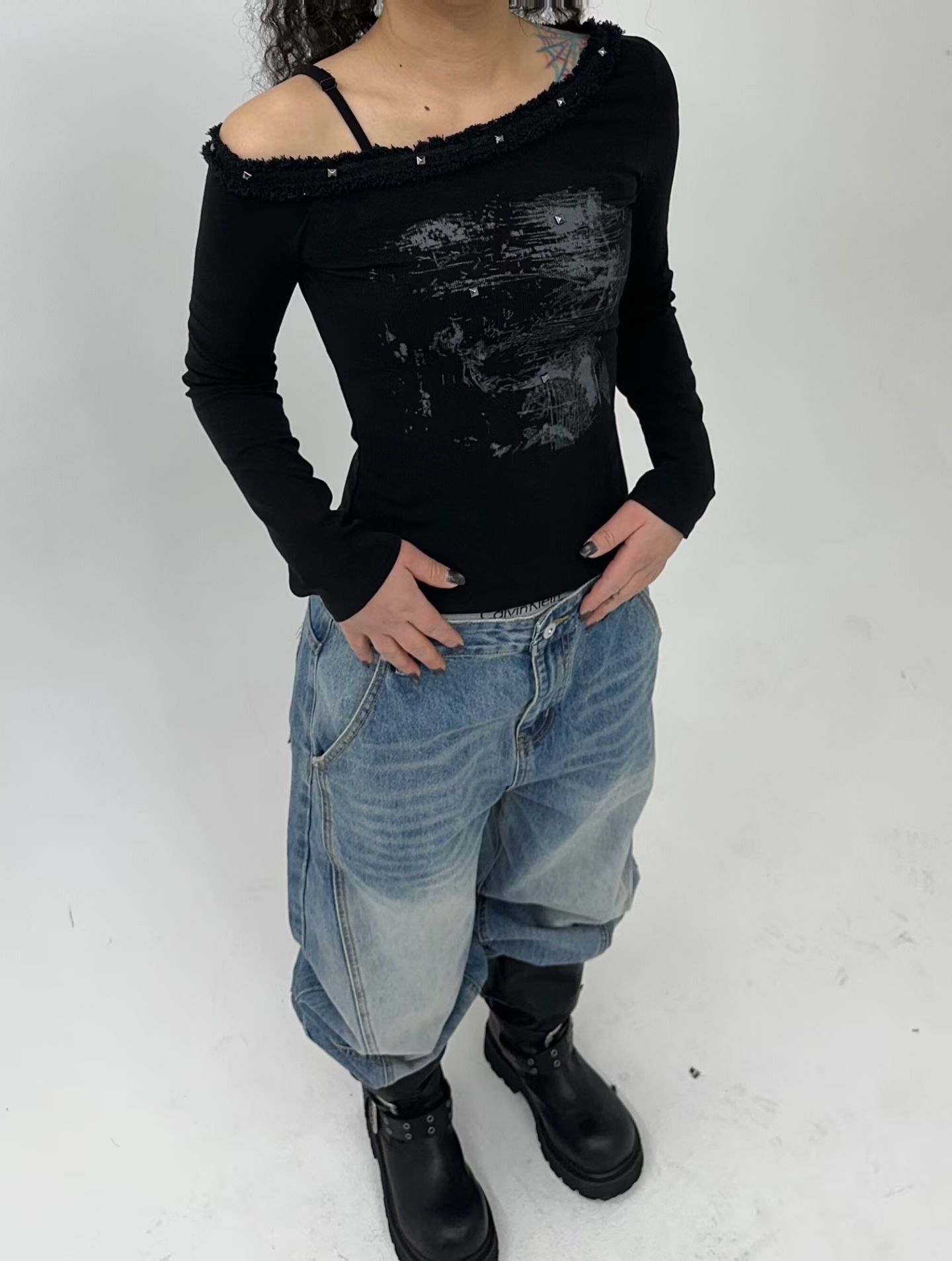 韓國單肩窩釘塗鴉top