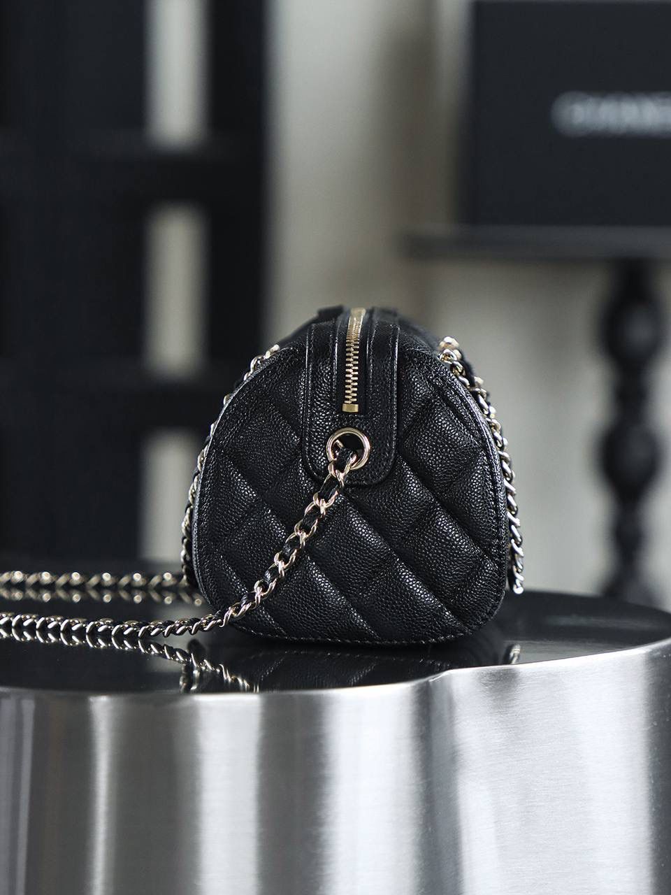 25P迷你保龄球鑒定版👜 一包一碼 支持全球鑒定查驗身份證原廠專G Hass皮料過關清單資料可査詢 25P春夏季的黑馬波士頓保齡球！ 時尚就是經典的輪回，保齡球圓筒的造型超可愛！ 包身圓潤流暢的線條，既保留了復古韻味，又融入了現代時尚感！ 五金：厚鍍14K淡金扣 皮料：Hass中球纹牛皮 尺寸：11.5*18.5*11cm