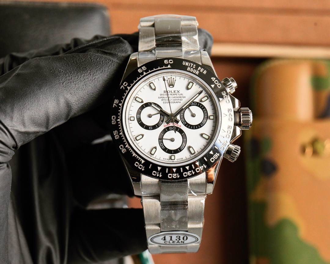 🔥 劳力士迪通拿🈶️最新版厚度12.2mm到货‼️ C厂开模一比一完美复刻！！！ 迪通拿尺寸:40mm×新12.2mm/老12.4mm 功能:时、分、秒、计时显示 1.迪通拿7750机芯腕表厚度按2023年最新表为12.2mm，旧款为12.4mm,市场其它版本7750假夹板机芯，通过压低针杆，改薄机芯厚度。稳定性极差，不能做到和正品一致。 2.采用7750一体机机芯，背后采用雕刻和电镀字体更加光亮。 3.钢带采用原AR厂。其次，表扣再次升级比例尺寸。 4.表壳更新底盖抛光亮面尺寸和牙边的弧度。 5.表针采用Buff工厂再度升级，三枚小秒针和大秒针，均按照单支定做且实心针套，针帽呈现蘑菇圆头状。 6.陶瓷圈再升级镀铂金膜字保持不变色，且更新字体粗细。 7.字面对照最新版白面，采用瑞士油墨加韩国陶瓷调制打磨做到有厚质感纯乳白色与原版无色差。告别市场之前发黑的“死白”色。 8.刻度字钉每粒独立CNC雕刻而成，每粒手工打磨边缘。夜光采用瑞士夜光粉与正品无色差。最终效果是市场最接近原版发光视觉。 9.玻璃采用全通透蓝宝石，无边缘视觉。