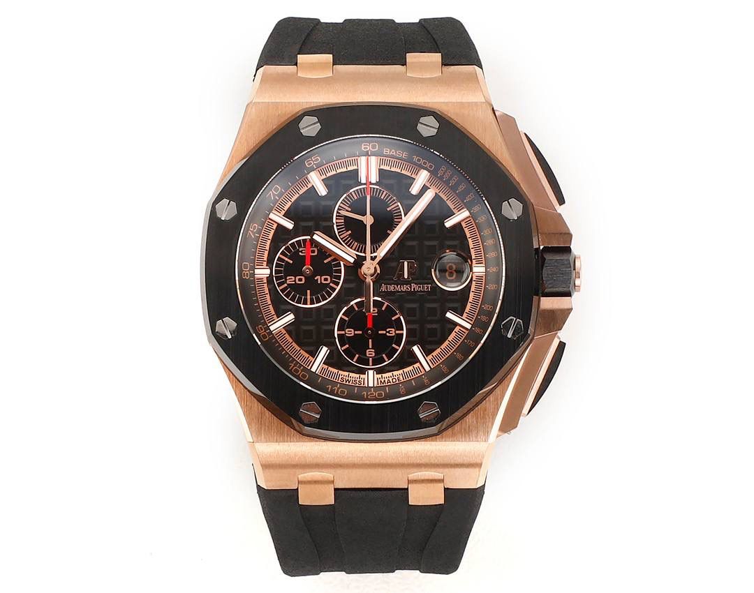 表盘以爱彼经典的大格纹为背景，一个个层次分明的方格排列，经过完美的打磨，将尽善尽美体现得淋漓尽致。三点位的日历表盘，在蓝宝石玻璃凹透镜的作用下，TPE扩大效果与原版一般无二。每一根大小表针，无论从各个角度来看都没有出现毛刺现象，这一点解决了大部分强迫症表友一直存在的烦恼！刻度与表针中间部位都采用瑞士进口夜光粉，每一个个体都做到手工填充，均匀饱满度是机器填充远远比拟不了的，亮度与发光颜色与原版几乎一致！机芯方面采用7750改3126的计时机芯，十二位的小秒，六点位和九点位的12小时计时与30分钟计时，完美的还原了原版的所有功能，经过JJF团队的精密打磨，大大提升了7750基础机芯的稳定性，缓解了一直以来计时机芯款式空有其表的尴尬现象！做到无可挑剔，堪称天花板级别，欢迎广大表友品鉴！💯🔥