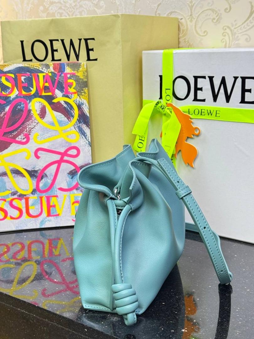 🎈全新升级—迷你烫金款𝙁𝙡𝙖𝙢𝙚𝙣𝙘𝙤出货啦✅ ❤️升级版福袋正面新增品牌烫金𝙇𝙤𝙜𝙤代替压印𝙇𝙤𝙜𝙤，肩带加宽同时增加两侧狗扣五金代替原本皮穿扣肩带，精致又便捷🥰 ❤️独家定制皮料五金，小牛皮皮质手感十分柔软且耐用，肩带🉑拆卸🉑调节，多种背法任你选择，容量超大，日常出行必备😍 ❤️独家品控，完全对版细节，全套礼盒🎁包装给你满满的仪式感🥰 迷你尺寸：𝟐𝟑 𝟗-𝟏𝟖-𝟗𝐜𝐦 款号：052030 水蓝色【配全套礼盒】