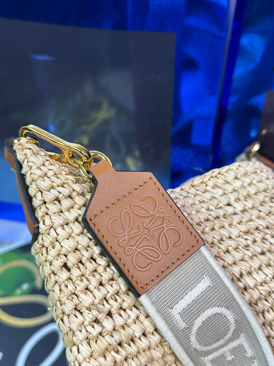 🎈𝙋𝙖𝙪𝙡𝙖 𝙞𝙗𝙞𝙯𝙖 迷你酒椰草编包𝙎𝙡𝙞𝙩🧺 ——【黑色拼色到货‼️】 面料：进口拉菲草/牛皮 尺寸：𝟑𝟎-𝟖-𝟑𝟎𝐜𝐦 编码：652405 （下单须知：由于天然纤维材料特别，带毛刺，日照时间长短不同，颜色略有变化，纯手工编织制作而成，每一只都独一无二，每个包的尺寸也有所不同‼️完美主义者慎入⚠️） 👉🏻此款草编包由纯进口拉菲草叶手工编织制作而成，搭配有一条可拆卸的刺绣宽肩带，可斜挎/肩背/手提等多样化背法❤️时尚清新，软塌不定性，慵懒又随性，夏日出行必备‼️