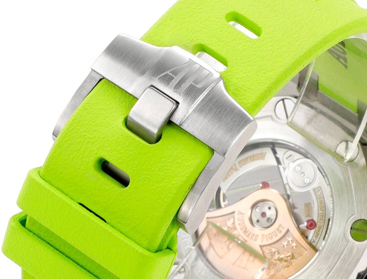 AP爱彼皇家橡树系列水果腕表 型号：26703 跑秒计时自动机械男表 搭载原版cal.3124机芯 直径：42mm 超强夜光🚀💯 1.表壳材质选用的316L精钢，经过CNC一次成型锻造了42mm的表径，表壳在经过拉丝工艺多次打磨抛光后做到了无懈可击，包括螺钉也一致还原 2.表盘字面格纹错落有致，立体感很强。刻度线粗细程度以及长短均与正品保持一致。条钉时标内部填充超强夜光材料。两组小圆盘对称分布，就像两只小眼睛。盘面内有一圈一圈的放大环，细节处理很到位。 3.橡胶表带表面的磨砂质感很强.采用无味不沾灰尘的进口橡胶，只为提高佩戴的舒适感 4.前后玻璃都采用蓝宝石水晶镜面玻璃，镜面通透性也很强。这款腕表采用3124机芯，做到了外观和正品的极其相似，走时精准稳定！！！