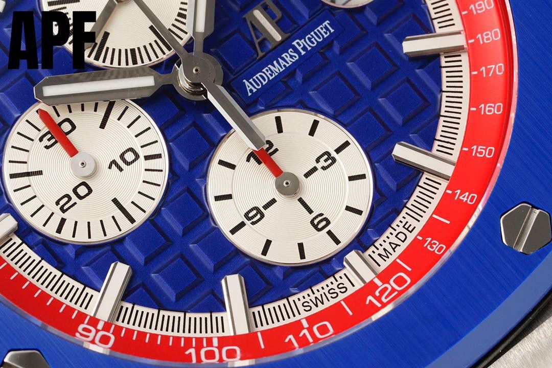 全新升级“夏日爆款”爱彼皇家橡树离岸型26470系列42Mm腕表 秒杀市面上所有版本“封顶之作 杜绝一眼假”在原有的基础上 潜心研发 突破壁垒 “打破原装封锁技术，同步原装独家计时码表款可松动头粒”使上手最大程度贴合手腕，大大提高了佩戴的舒适 同时也杜绝一眼假的尴尬处境。APF厂真正做到从每一个喜欢手⌚️的表友角度考虑 1. 表壳与圈口的选料，使用进口的氧化锆，无需任何颜料，以超高的压力与超高的温度锻造，形成超高密度的彩色陶瓷 2.采用最新CNC级别的打磨技术，将整个表壳的个个角度完美处理，3.每颗六角螺丝都与表框处于同一平面上，不接受一丝一毫的凸显与凹陷，真正诠释了何为顶级复刻艺术 4.表盘以爱彼经典的大格纹为背景，层次分明的方格排列，经过完美打磨，将匠人的工艺体现的淋漓尽致 5.镜面采用双面蓝宝石镜片，天然橡胶皮带，6.机芯采用原装3126的计时机芯，十二位的小秒，6点钟位和九点位的12小时计时与30分钟计时，完美的还原了原版的所有功能，每块手表APF厂都经过人工QC确保机芯的稳定性，真正做到无可挑剔欢迎各位 表友鉴赏🔥‼️