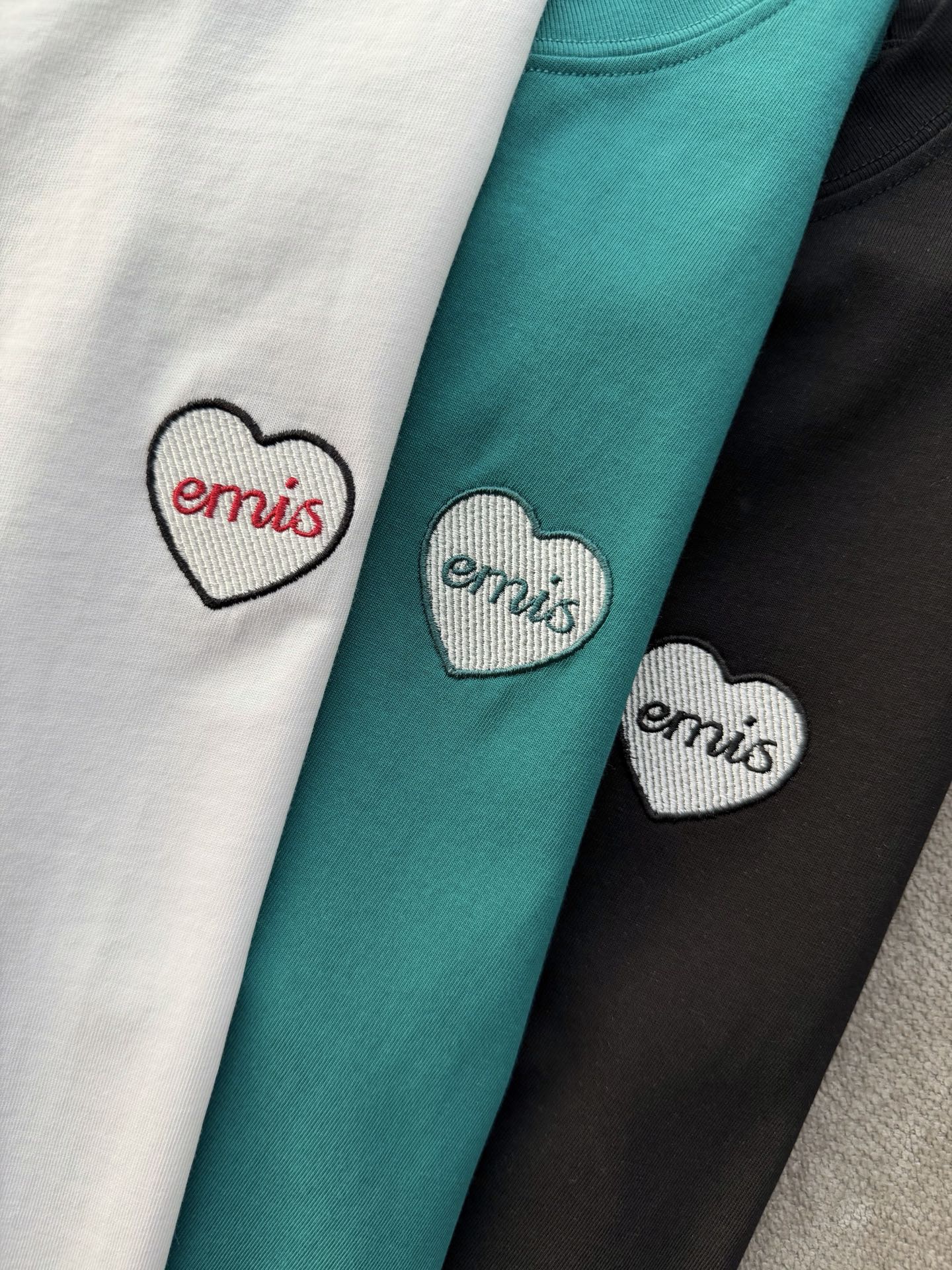 韓國🇰🇷 emis 愛心刺繡小標短袖Tee