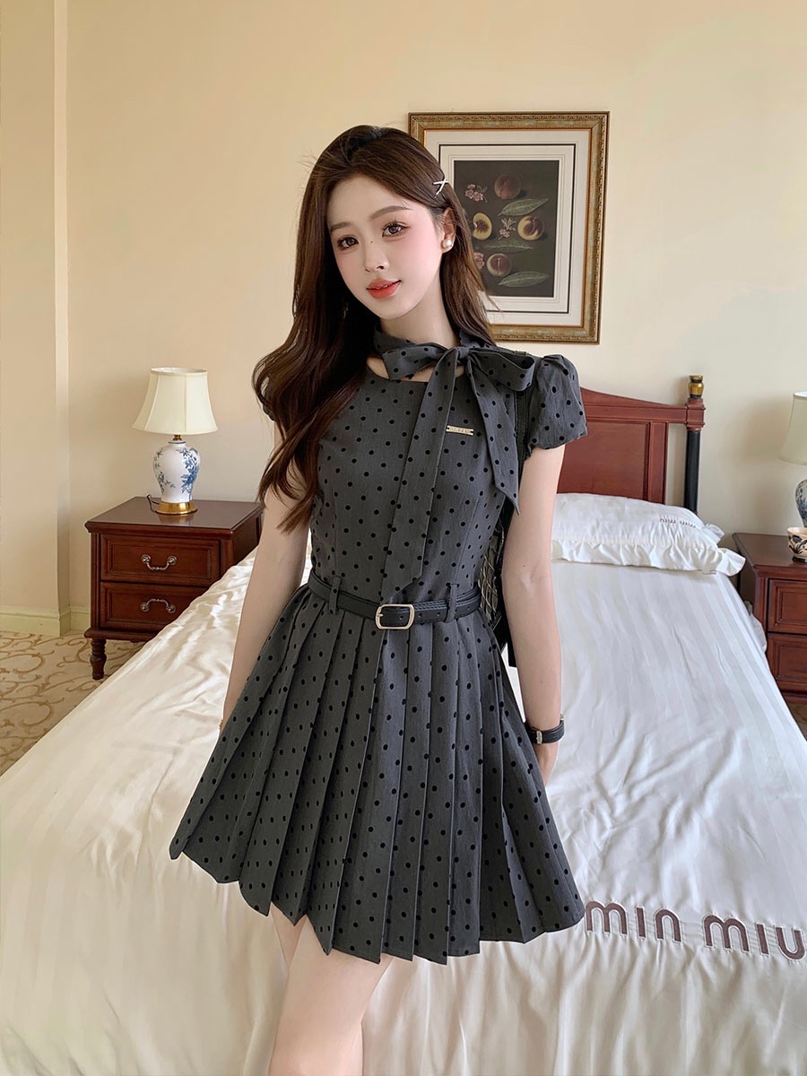 B278(3237) MIU系千金风领边系带蝴蝶结波点下摆百褶灰连身裙 