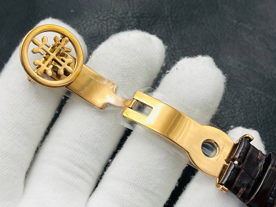 百达翡丽古典超级复杂多功能 万年历功能腕表 团队历时两年多精心设计，不计成本，敢为人先，力求完美，克服重重难关，突破多层技术瓶颈： 1⃣️机芯型号为定制版机芯，质量稳定！ 2⃣️表带为经典意大利小牛皮表带，纹路清晰，质感好。搭配圈市面最顶级的百达灯笼表扣，通用原装无压力。 3⃣️优雅的Calatrava雕花表壳极具个性，42毫米的表径适配大众男性手寸，与专柜一致，非常商务可亦休闲。