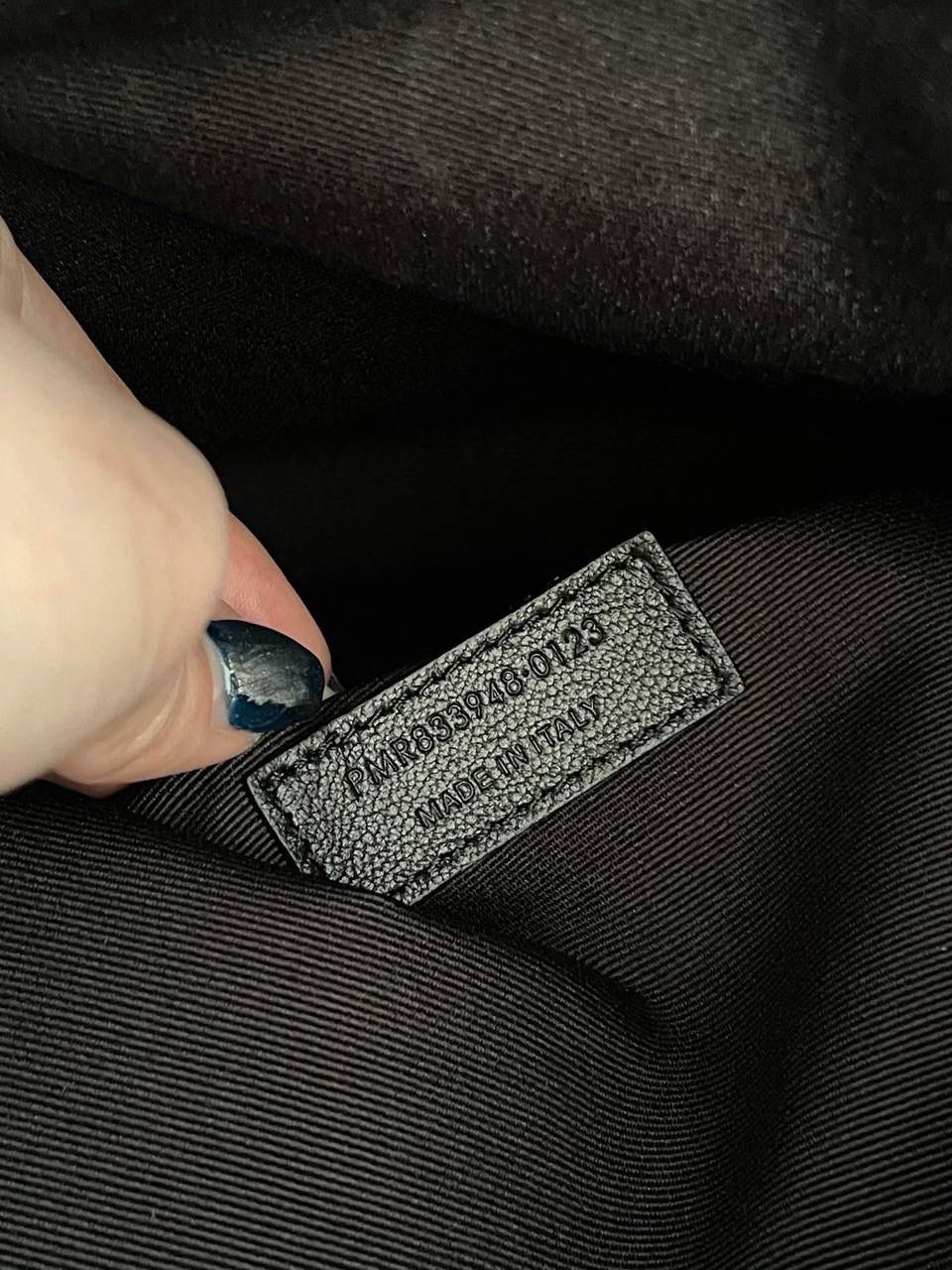 🖤小号爆款🔥 ys1 Jamie 4.3 large pochon福袋腋下包 设计师真的太懂消费者需要什么了吧 很多托特包的设计都没法让颜值和实用性两者都兼得 但是！这只tote做到了！ 它包身轻，容量大，而且还很优雅！ 是有设计在线，且贵气满满的实用型tote 我觉得比22bag好看耶 这是可以说的吗😝 还是一只可以让你实现优雅带娃的妈咪包～ 29×27×11cm833948m