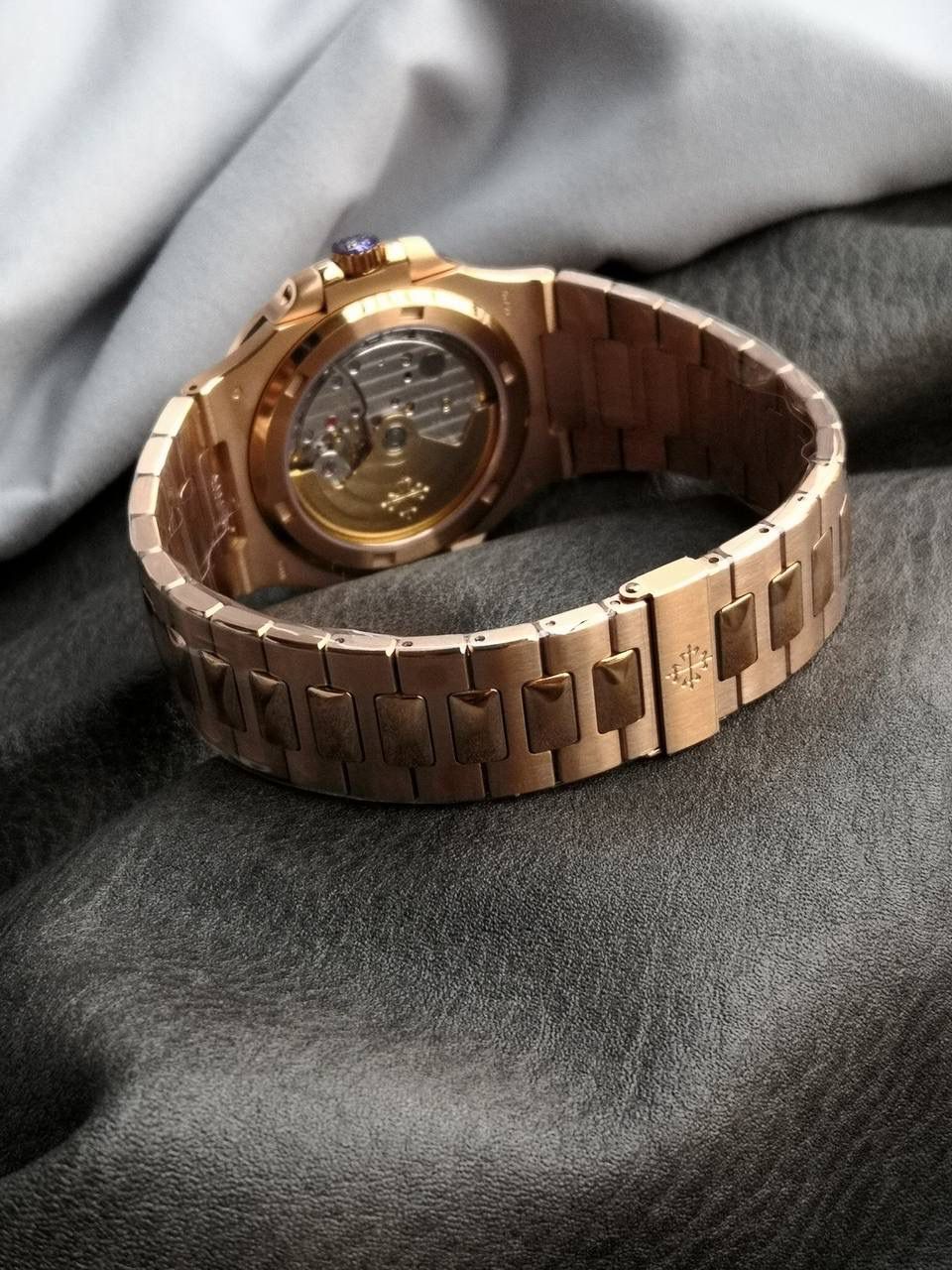 🌐百达翡丽运动优雅系列5711/1R-001腕表，红金表链表壳，深棕色渐变表盘，324一体机自动机械，40毫米。🌐