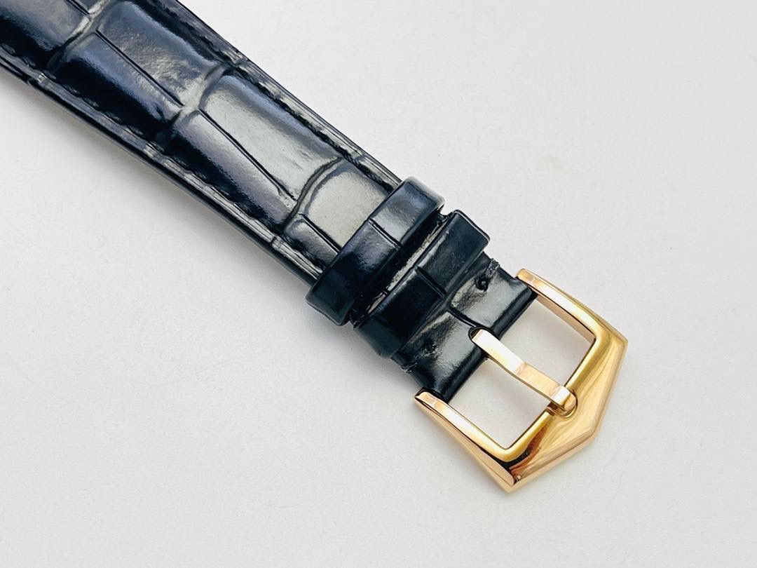 百达.翡丽-古典表系列——3919腕表震撼登场。🤩😍完美还原表中王者的独特质感和简约格调！细节升级如下： 1⃣️腕表尺寸39MM，尺寸数据完美吻合正品，佩戴轻便，还原正品体验。 2⃣️玻璃采用与原装一致的锅盖型穹顶玻璃，特镀有双层抗眩晕增透镀膜。 3⃣️表盘标识和指针的边沿全部采用手工润饰倒角，之后再采用镀铑工艺处理，确保光泽度和质感不亚于原装。 4⃣️机芯采用30-255 PS机芯机械！ 5⃣️表带经典意大利小牛皮表带，做工精致，包边细腻，尽显大牌风范，搭配原厂针扣。