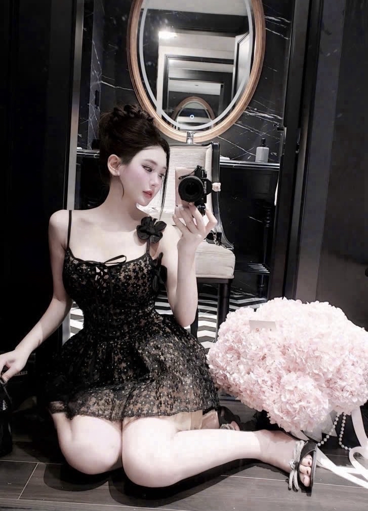 卉貼花束身迷你連身裙