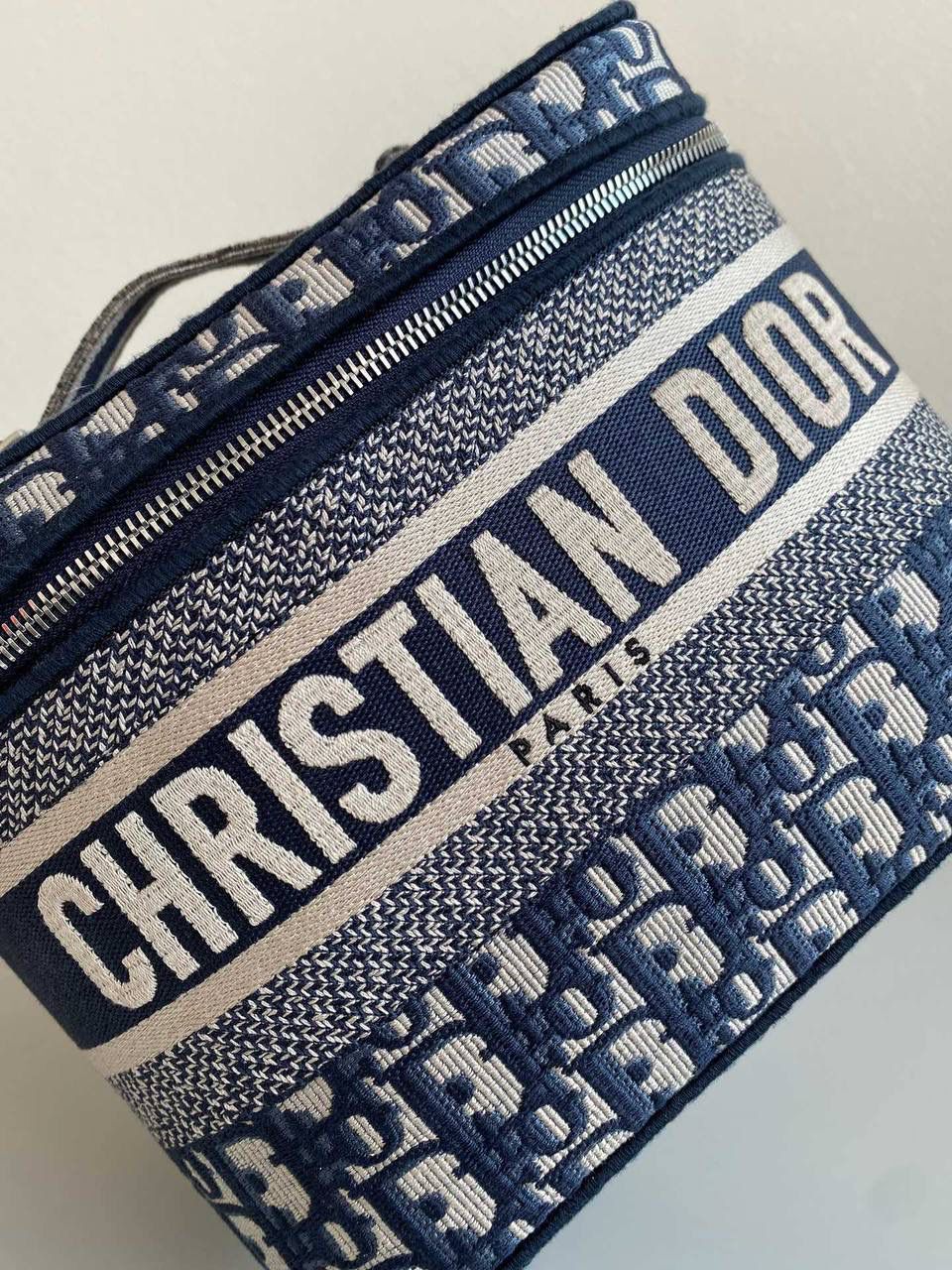 🈶化妆包，大号 𝗗𝗶𝗼𝗿 𝗢𝗯𝗹𝗶𝗾𝘂𝗲化妆包/洗漱包 每个女孩子都需要拥有的超级能装化妆包！经典的老花帆布刺绣颜值超高 ，容量巨大到瓶瓶罐罐都没问题！边惊讶边感叹这也忒能装了！旅行在外一包搞定！便捷式手提设计日常还可手拎凹造型不要太酷了！ 23.5×14×18.5cm #M915m