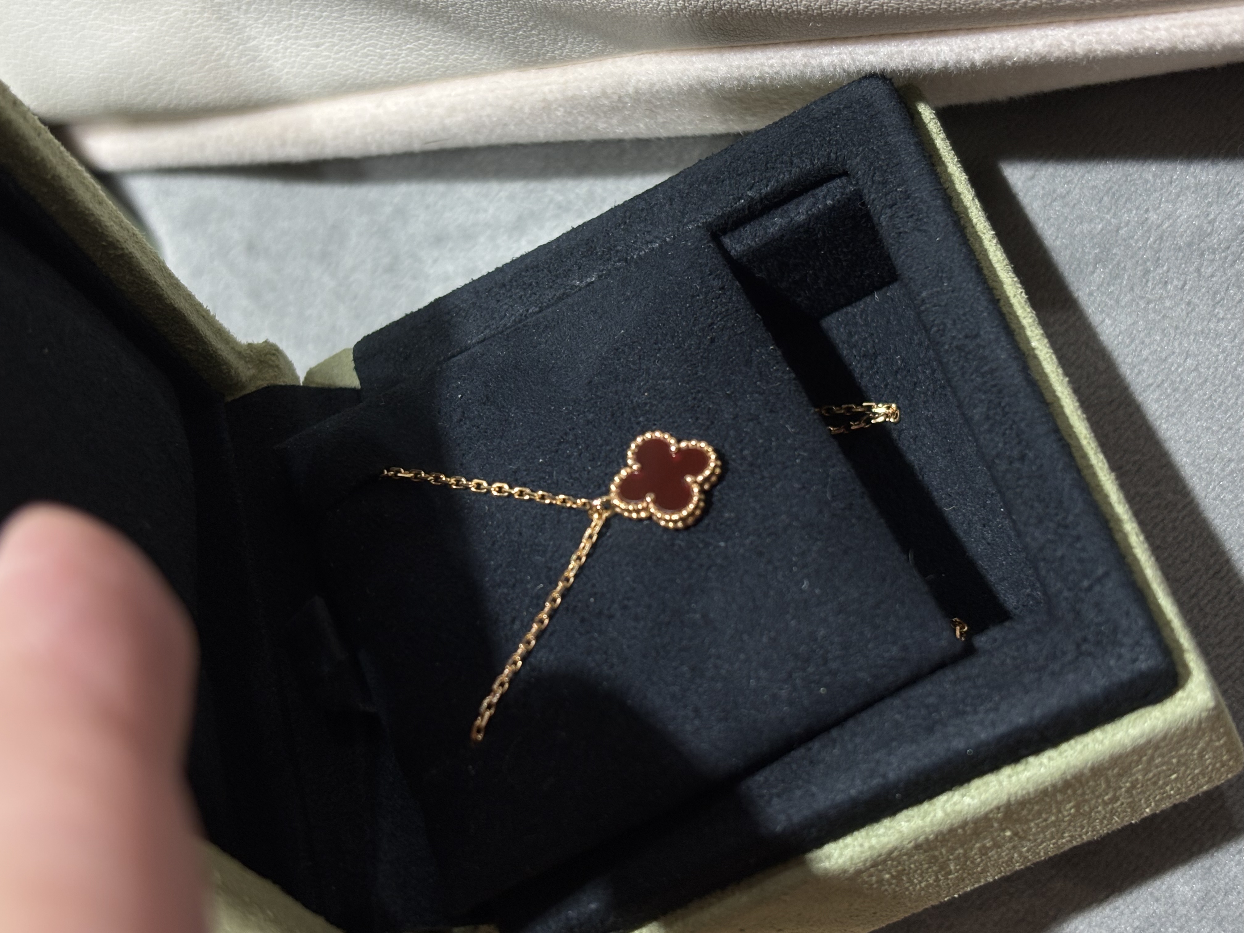 Van Cleef & Arpels VCA Sweet Alhambra Pendant, Rose Gold, Carnelian 100%Authentic, 99%New ✅專門店收據✅ certificate✅Box