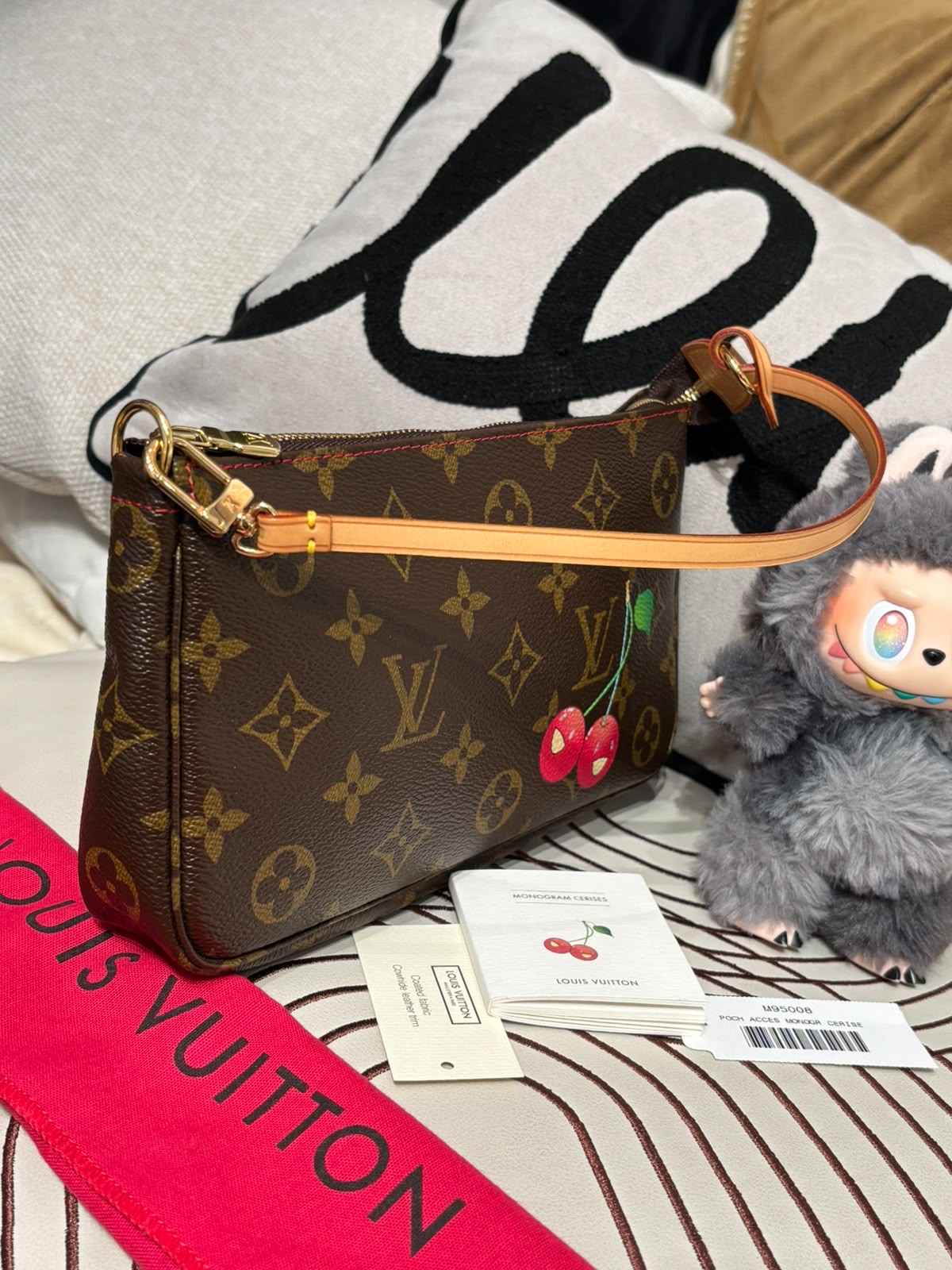 未使用品 Lv accessories pochette cerise M95008 100%Authentic, unused未使用品 ✅Dust bag 
