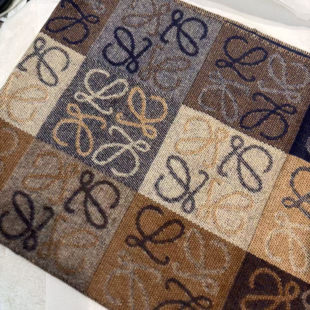 ‼️Loewe經典老花頸巾 Loewe啡色系頸巾