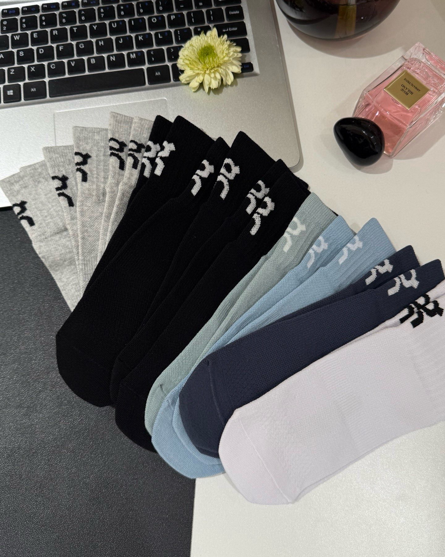 $80套3對。2套起$70套。On 昂跑｜情侶運動跑步襪 🧦