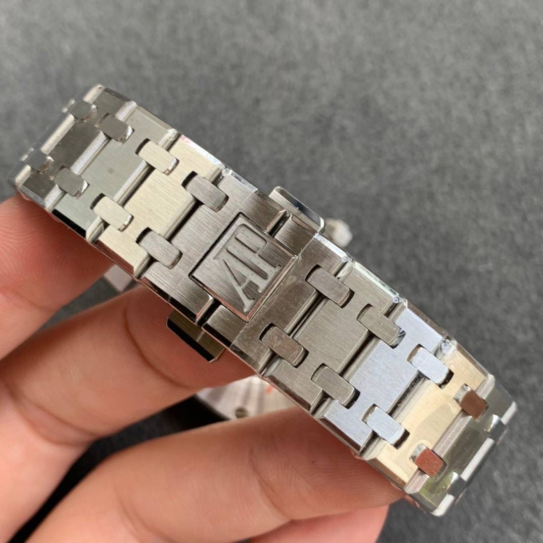 🚀连专柜都很难买的AP女款到货啦！皇家橡树系列中的女士腕表，其官方型号为67651ST.ZZ.1261ST.01，皇家 橡树系列独有的八角形外观还拥有a p独特的设计风格也将女士优雅风格融入其中，深受女士们的爱戴，即使只有33毫米的小尺寸，也将爱，，彼独有的纯净美感与刚毅线条展现的淋漓尽致。 而镶满钻石的表圈也为佩戴的女士增添了更多的柔美。搭载瑞士石英机芯、拥有实用的日历显示功能‼️