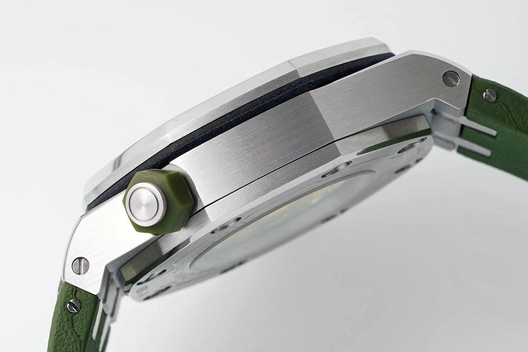 爱彼15710潜水之王！3120一体机芯，打造内在外在最强复刻🔥🔥 1.表壳采用多次打磨，只为了棱角数据吻合，材质触摸感觉一致； 2.最强机芯夹板打磨，特调色18K玫瑰金自动托颜色； 3.最人性化的可松动头粒缓冲区域，确保吻合原装设计； 4.最立体和最工整的盘面“饼干纹理”保证和正品一模一样： 5.最持久的夜光和对的最齐的内应刻度，IPF直击重点。 6.采用原装一致的装配结构，做到细微一致！ 7.最接近原装的指针，切面锋利整齐无毛刺； 8.最接近原装日历放大镜，通透性市面最强； 9.最强蓝宝镜面通透感官，并镀有防眩晕增透镀膜； 最最主要的机芯：采用一体AP.CAL.3120机芯，功能稳定，动力储存原装一致的41小时，外观一致！潜水之王，重新归来！