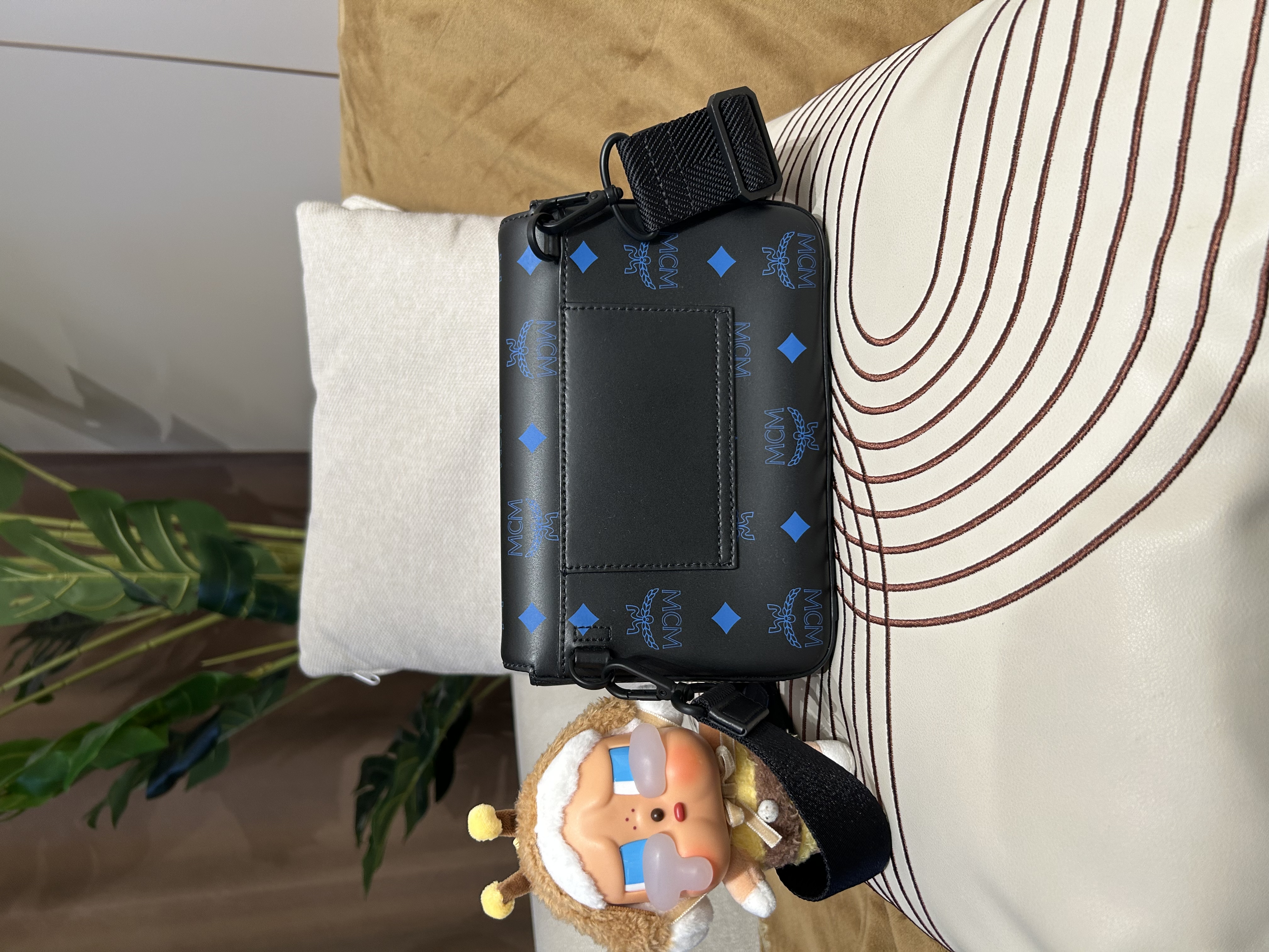 MCM crossbody bag 牛皮100%Authentic ,98%new ✅card booklet ✅Dust bag