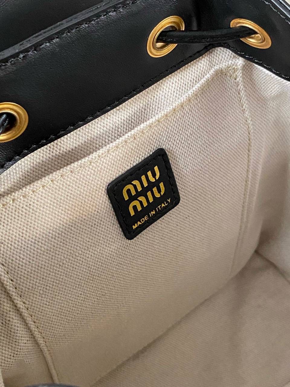 🈶黑色小号 𝐌𝐢𝐮𝐌𝐢𝐮 双肩包·牛皮 万众期待的全皮款双肩包！ 它终于出来了，天天被催爆🤪 只有真的好看好背才能一直被惦记 全皮很有质感，手感超级软乎 自重很轻！容量也足够日常 再挂上可可爱爱的挂件呼呼～ 太好看了！！可以闭眼入 18×22×11.5cm #F0060m