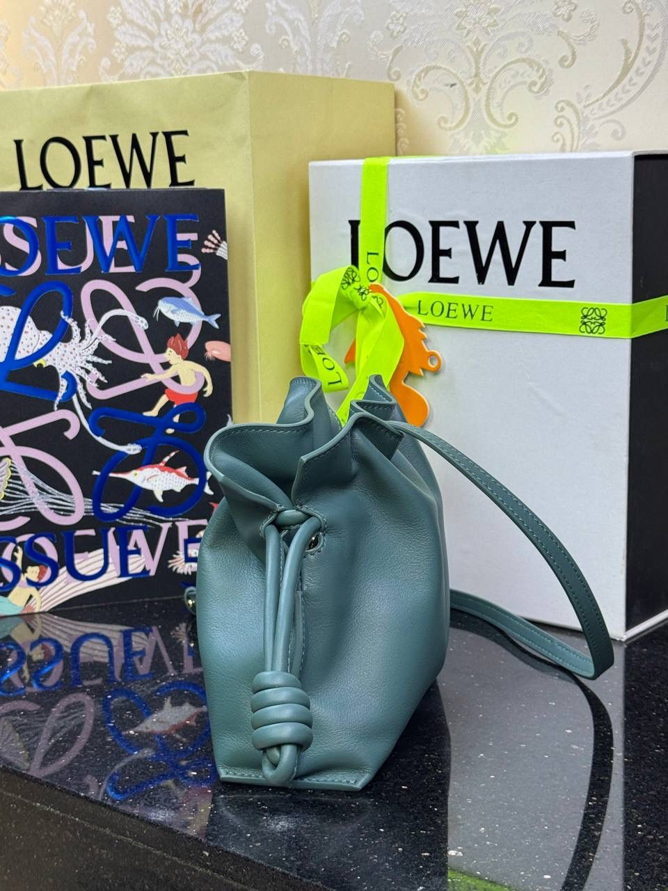 🎈全新升级—迷你烫金款𝙁𝙡𝙖𝙢𝙚𝙣𝙘𝙤出货啦✅ ❤️升级版福袋正面新增品牌烫金𝙇𝙤𝙜𝙤代替压印𝙇𝙤𝙜𝙤，肩带加宽同时增加两侧狗扣五金代替原本皮穿扣肩带，精致又便捷🥰 ❤️独家定制皮料五金，小牛皮皮质手感十分柔软且耐用，肩带🉑拆卸🉑调节，多种背法任你选择，容量超大，日常出行必备😍 ❤️独家品控，完全对版细节，全套礼盒🎁包装给你满满的仪式感🥰 迷你尺寸：𝟐𝟑 𝟗-𝟏𝟖-𝟗𝐜𝐦 款号：052030香根草绿