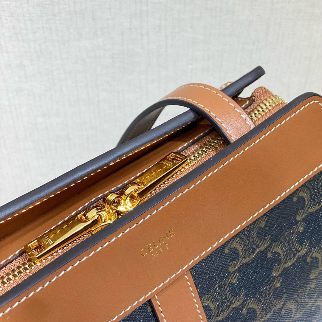 🔥大货实拍图 𝗖𝗘𝗟𝗜𝗡𝗘 ♥ 𝗧𝗘𝗘𝗡 𝗖𝗔𝗕𝗔𝗦 𝗗𝗘 𝗙𝗥𝗔𝗡𝗖𝗘 当季限定款💁‍♀️不会经常撞款的幸运锁包。型号：191992 尺寸：19*16*11cm