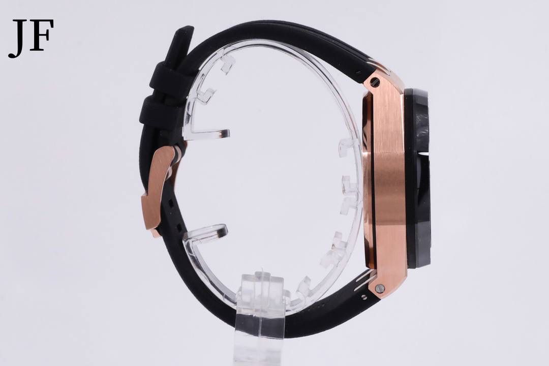 🚀品牌：AP大熊猫🚀 系列：俗称金大熊猫 机芯：3126计时自动机械 材质：316精钢表壳 陶瓷圈 直径：42mm 皮带：橡胶表带 表扣：原装针扣 玻璃：蓝宝石水晶玻璃