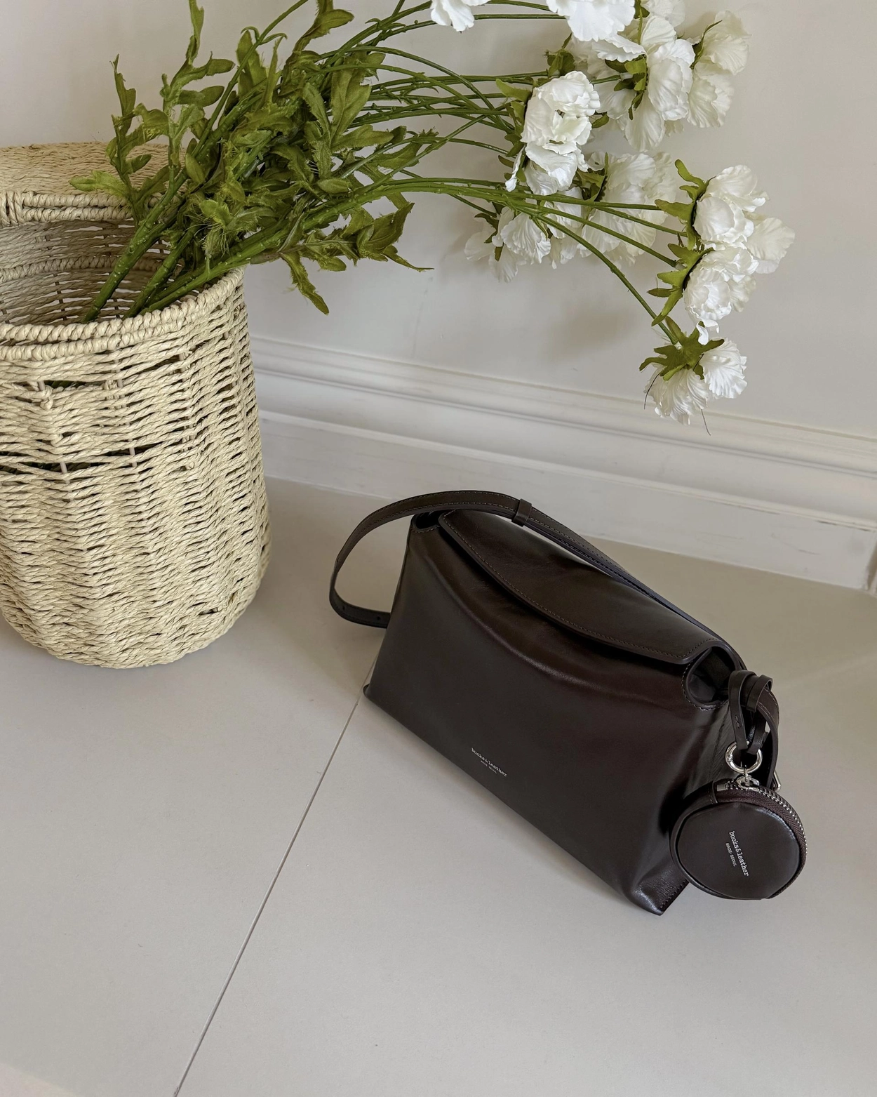 【26SS新皮】預訂_牛皮亮面 Bread bag 磁吸枕頭包 (M) By Bucks & leather