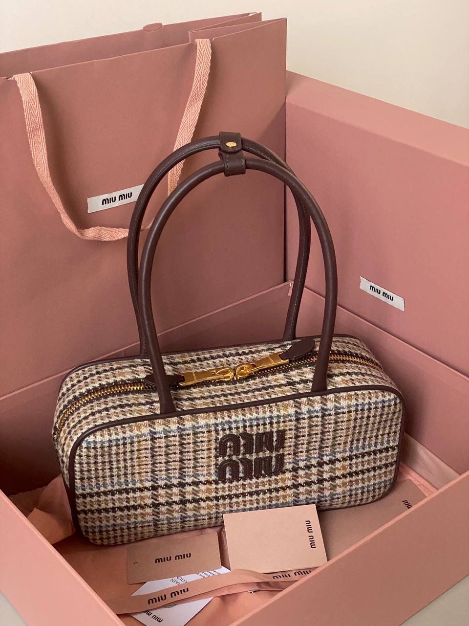 🈶可可棕·格子呢 𝗠𝗶𝘂𝗠𝗶𝘂保龄球| 大爆款 百年经典千鸟格👀康康谁还没有 爱上miu的快乐，就是不断创新 不断惊喜 保龄球造型从褶皱羊皮到平纹牛皮 拼接皮 麂皮再到千鸟格 每一版都能打 能爆，真的杀疯了 27×2×8cm，#F0011m