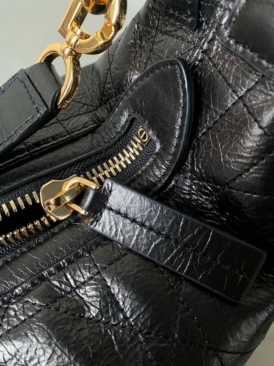 🈶黑色 𝐃𝐢𝐨𝐫 𝐃-𝐣𝐨𝐮𝐫𝐧𝐞𝐲手袋 不会还不知道吧？火出天际了姐妹们 今年 𝙳𝚒𝚘𝚛真的在松弛感这件事情上做到了极致 新款D-journey我直呼一个绝 难买程度不亚于保值系列，夸大了说哈哈 随性又高级的街头感，一改往日的嗲味 关键还是它的多功能肩带 三种背法都好看 俩侧口袋搭配的大号皮质拉牌更彰显个性 以复古金属𝘤𝘩𝘳𝘪𝘴𝘵𝘪𝘢𝘯 𝘥𝘪𝘰𝘳标识做点缀 既有装饰元素又实用 中号：33×16×15cm 小号：25.5x14.5x14cm