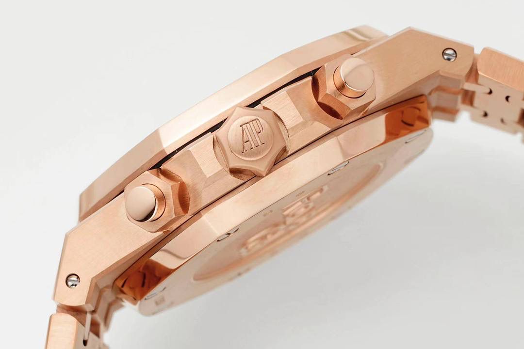 🚀新品来袭——爱彼26331OR皇家橡树多功能计时机械腕表41MM！💯 特点：表壳结构跟足原装正品，装配方式原装一致，使厚度比以往的更薄！ 旋入式表冠，按入式的计时按钮跟原装一致，才不会一眼假！(区别于市场计时和复位键都是旋钮后才可以按入) 1⃣️【机芯】7750改原装机芯 6字位小秒 功能与原装一致！ 2⃣️【表镜】镜面和正品一样采用的是蓝宝石玻璃镜面，和正品放在同一下角度对比，保持一样的通透明亮度，一致的防炫光效果！3⃣️【表壳】表壳精钢材质，采用原装数据开模，顶级打磨，不管是纹路还是质感都接近原装，通过拉丝和部分抛光打磨处理之后，忽明忽暗展现出精致而硬气的独特气质！ 4⃣️【头粒】最人性化的可松动头粒缓冲，确保更贴合手腕，佩戴更舒适。 5⃣️【表盘】还原正品表盘的细腻精致，立体工整的盘面“饼干纹理”和原装一模一样，经典的大网格凸显爱彼的特点，采用进口超强夜光！表盘细节做工秒杀市面其他！ 可搭配橡胶带和皮带，满足你更多需求！