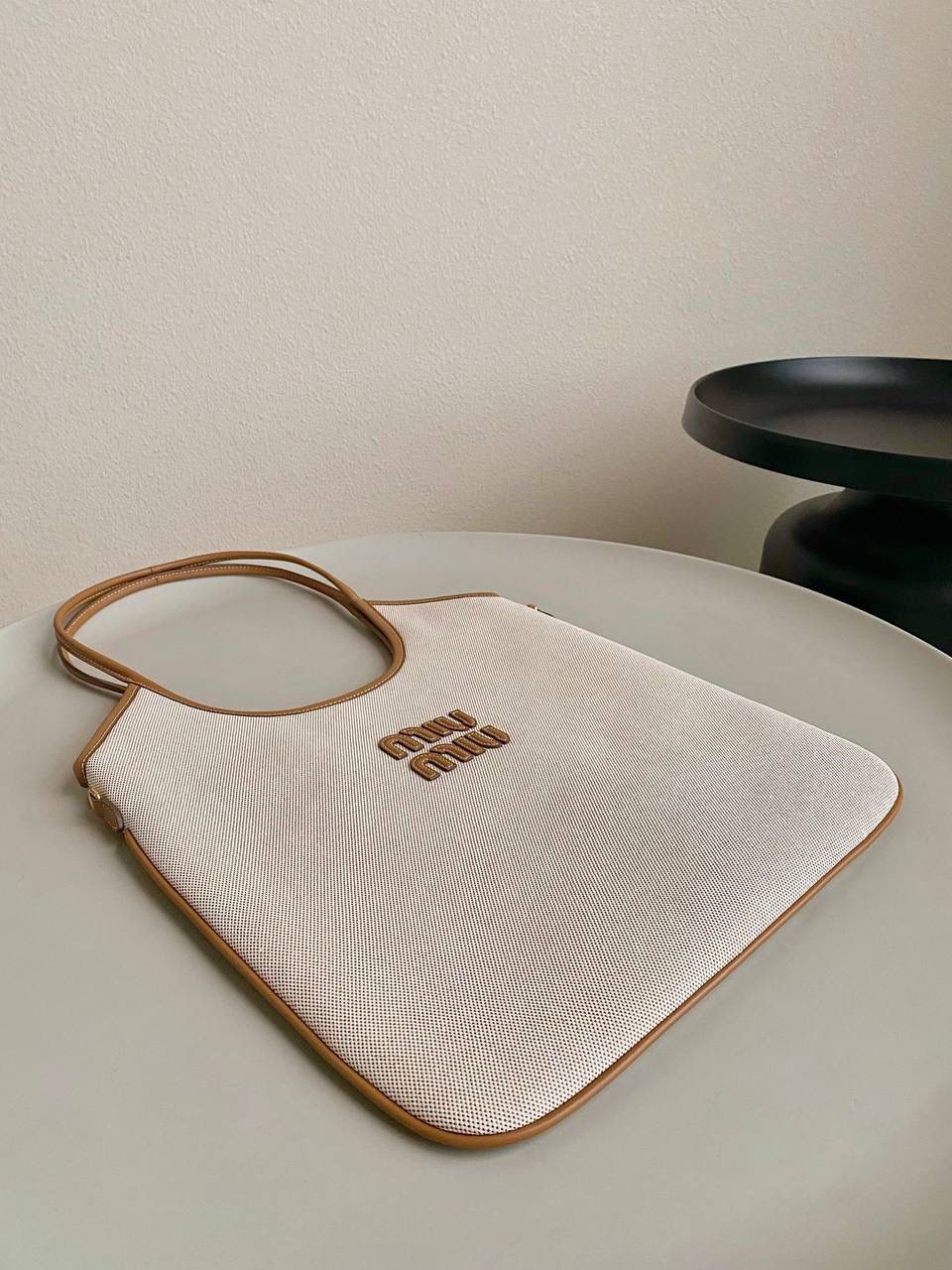 🈶帆布白 𝗠𝗶𝘂𝗠𝗶𝘂托特 爱上miu的快乐 就是不断创新 不断惊喜 造型从纯色到拼皮再到帆布 每一版都能打 能爆，真的杀疯了 35×40cm #F0110m