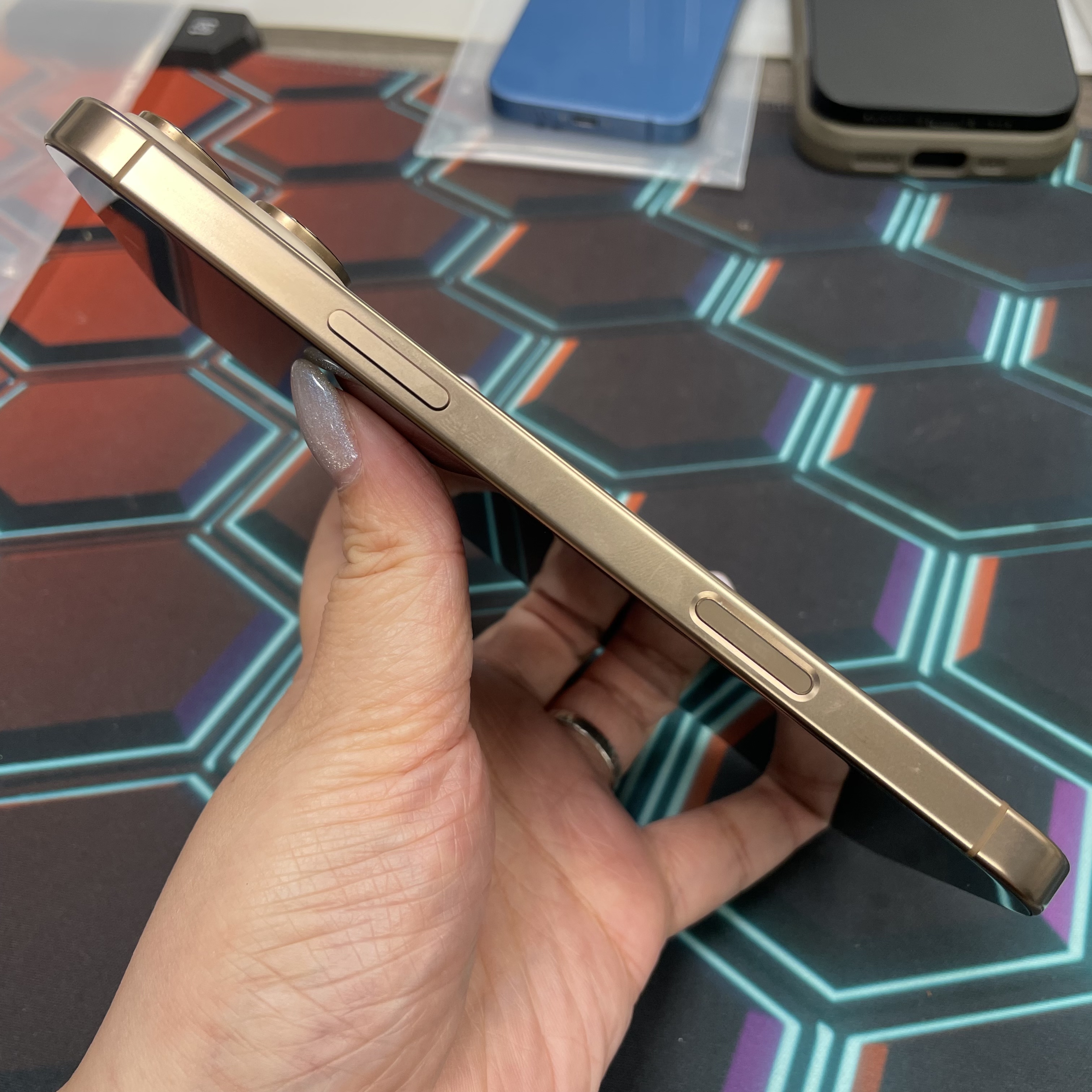 *6899 16 Pro max 完美機 256GB 電88 沙色 gold