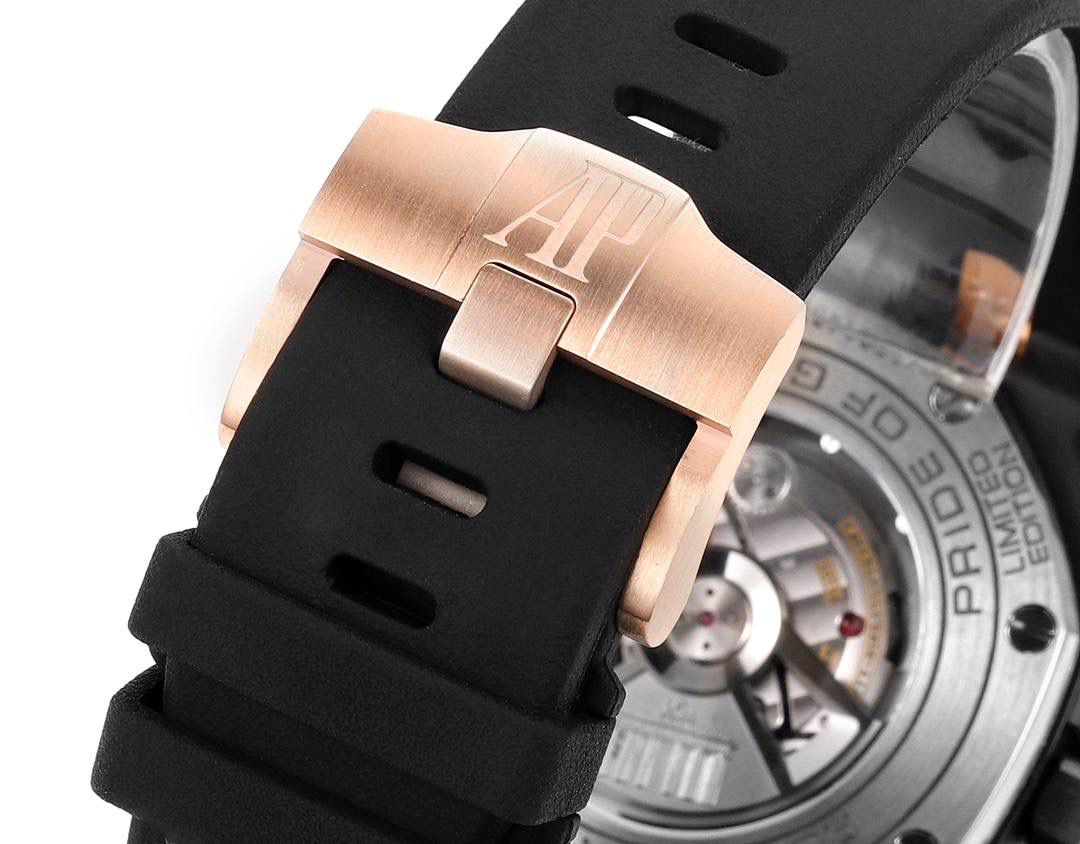 表盘以爱彼经典的大格纹为背景，一个个层次分明的方格排列，经过完美的打磨，将尽善尽美体现得淋漓尽致。三点位的日历表盘，在蓝宝石玻璃凹透镜的作用下，TPE扩大效果与原版一般无二。每一根大小表针，无论从各个角度来看都没有出现毛刺现象，这一点解决了大部分强迫症表友一直存在的烦恼！刻度与表针中间部位都采用瑞士进口夜光粉，每一个个体都做到手工填充，均匀饱满度是机器填充远远比拟不了的，亮度与发光颜色与原版几乎一致！机芯方面采用7750改3126的计时机芯，十二位的小秒，六点位和九点位的12小时计时与30分钟计时，完美的还原了原版的所有功能，经过JJF团队的精密打磨，大大提升了7750基础机芯的稳定性，缓解了一直以来计时机芯款式空有其表的尴尬现象！做到无可挑剔，堪称天花板级别，欢迎广大表友品鉴！💯🔥