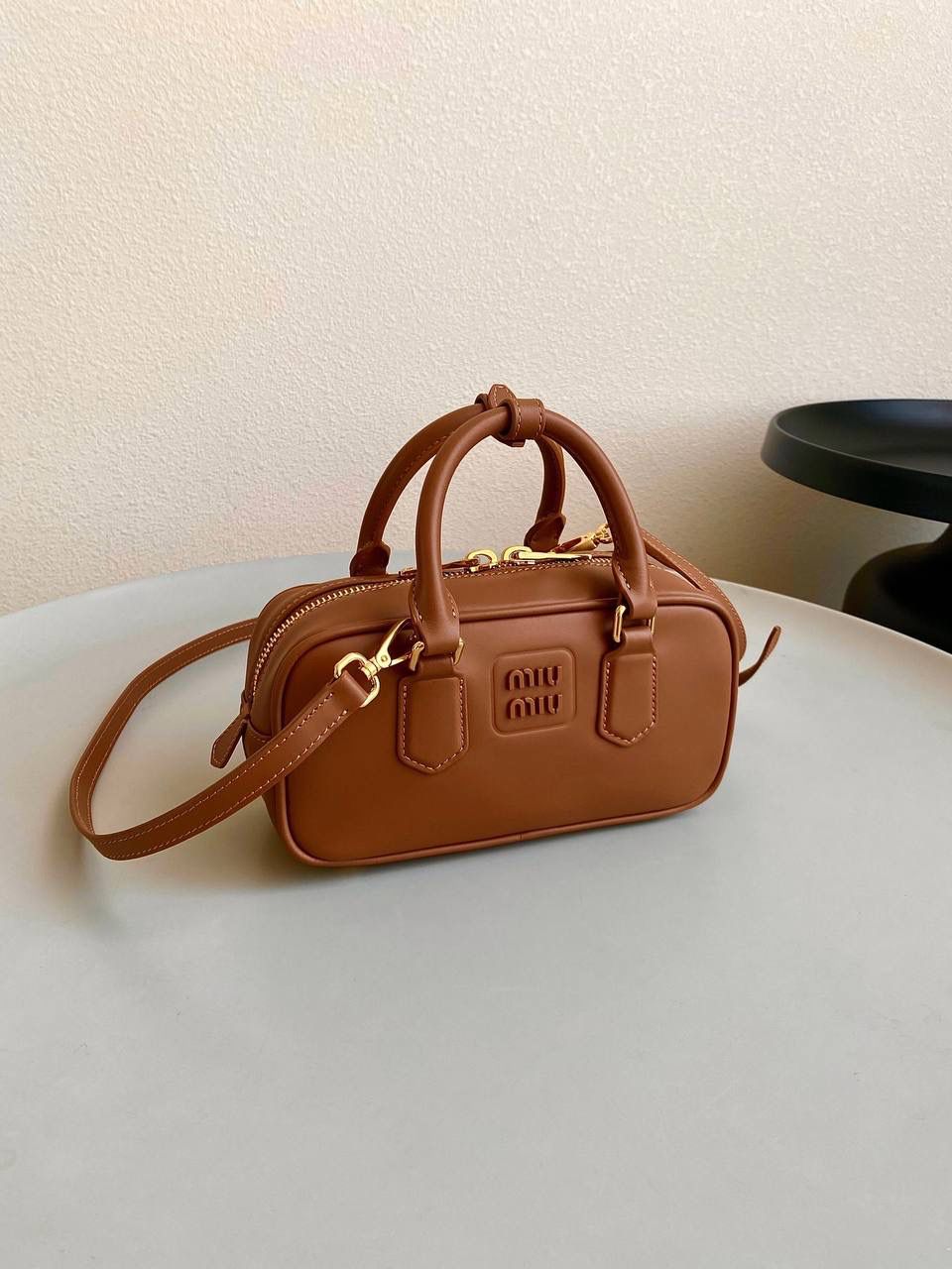 🈶焦糖小号， 𝗠𝗶𝘂𝗠𝗶𝘂保龄球，大爆款 这只太火了！贯穿了我所有的OOTD 又乖又奶又酷简直要焊在身上的程度！ 想要一只包搭子，必须得是你啊！！ 拎着它出现，姐妹绝对夸你很会买 是反复心动的小情包啊，时髦感爆表了 手拎斜挎都可以，大小号日常都刚好 霸占了整个时尚圈的当红辣子鸡 真的不够卖不够卖啊啊啊 小号：10.5×22×7.5cm，#F0011m 大号：27x12x9cm