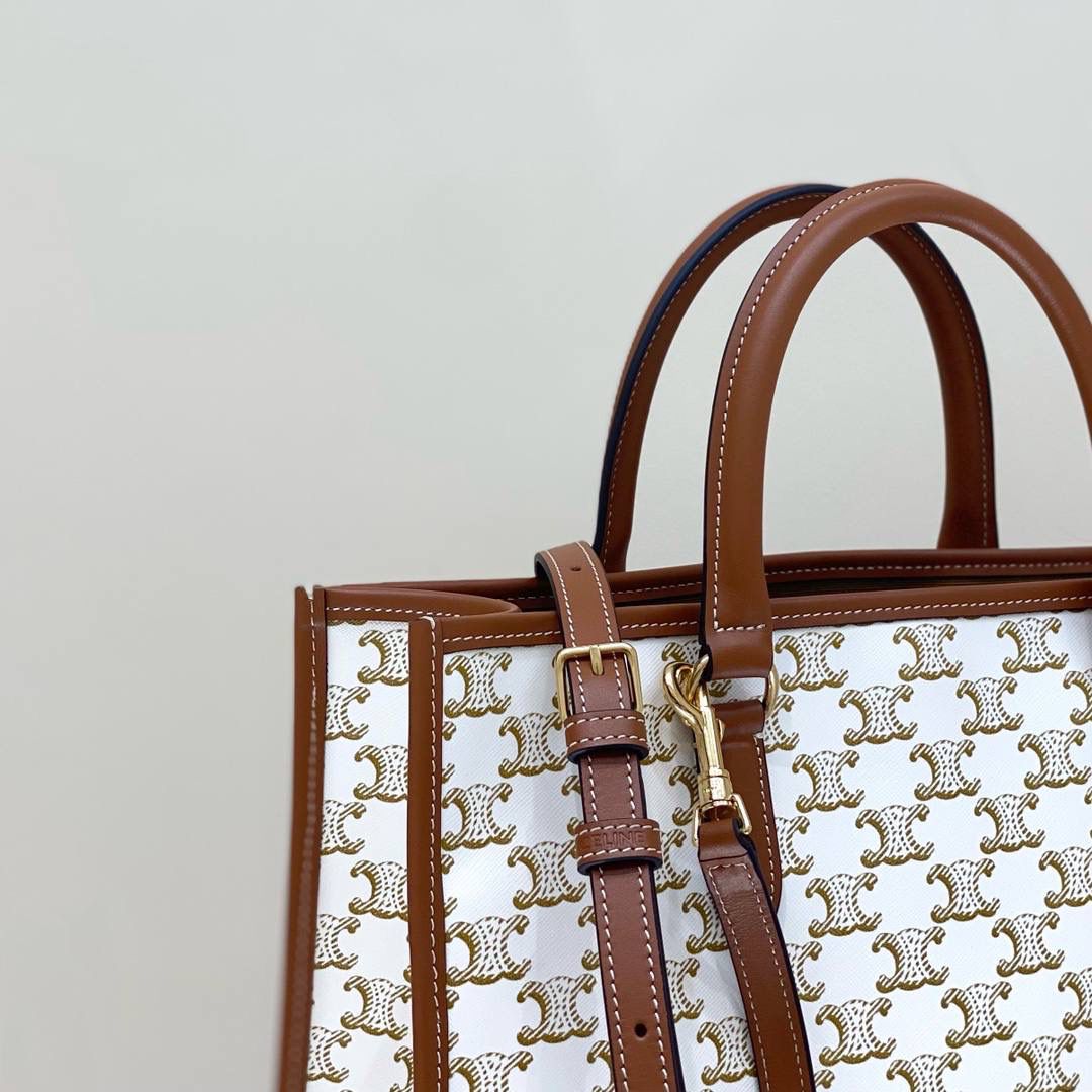 🔥大货实拍图 𝗖𝗘𝗟𝗜𝗡𝗘 ♥ 𝗖𝗔𝗕𝗔𝗦 𝗧𝗢𝗧𝗘小号 型号：199742 尺寸：35*22*7cm 适合通勤以及日常背，百搭耐看型选手，盲冲不出错😍💕