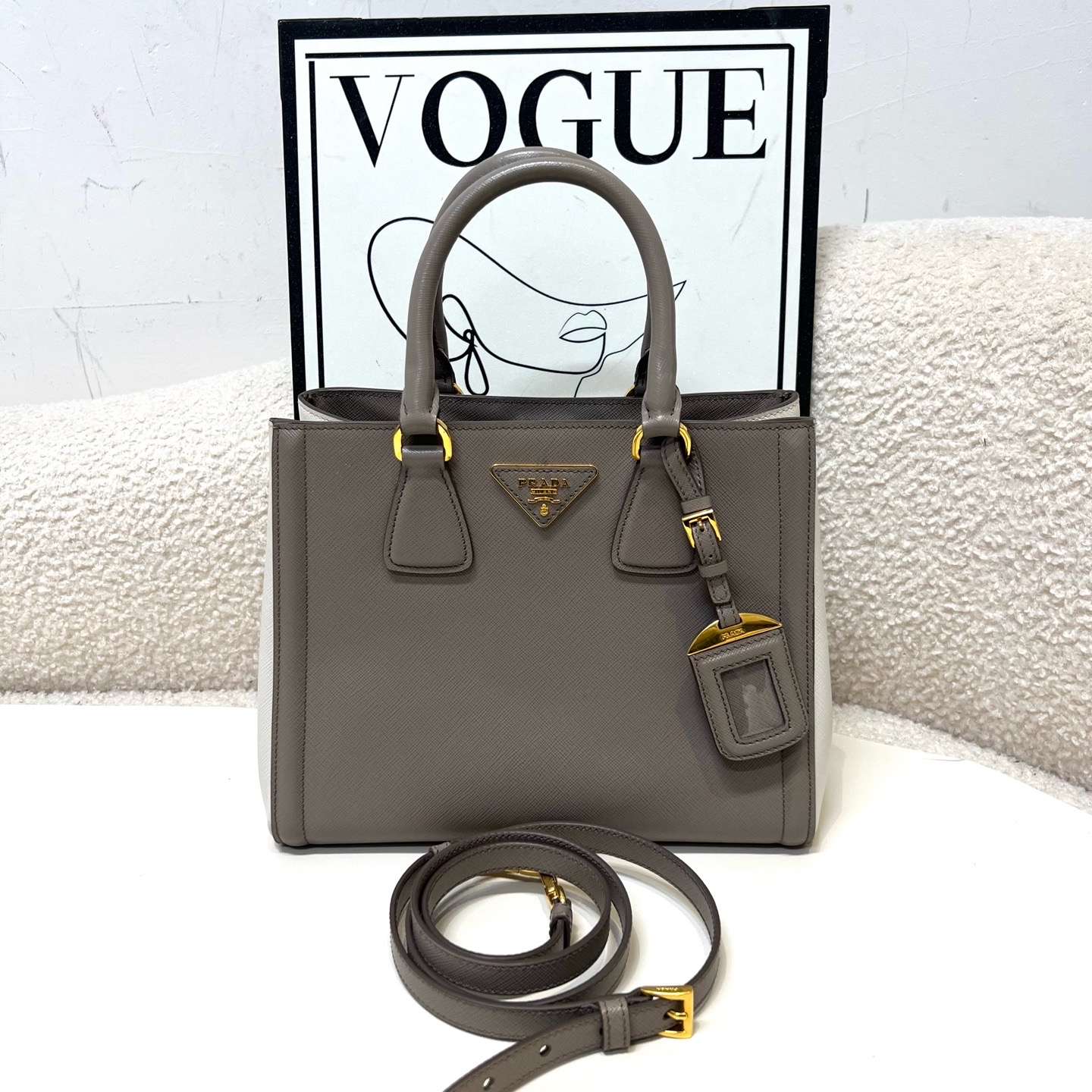 【預訂貨品】Prada 大象灰拼白色殺手包