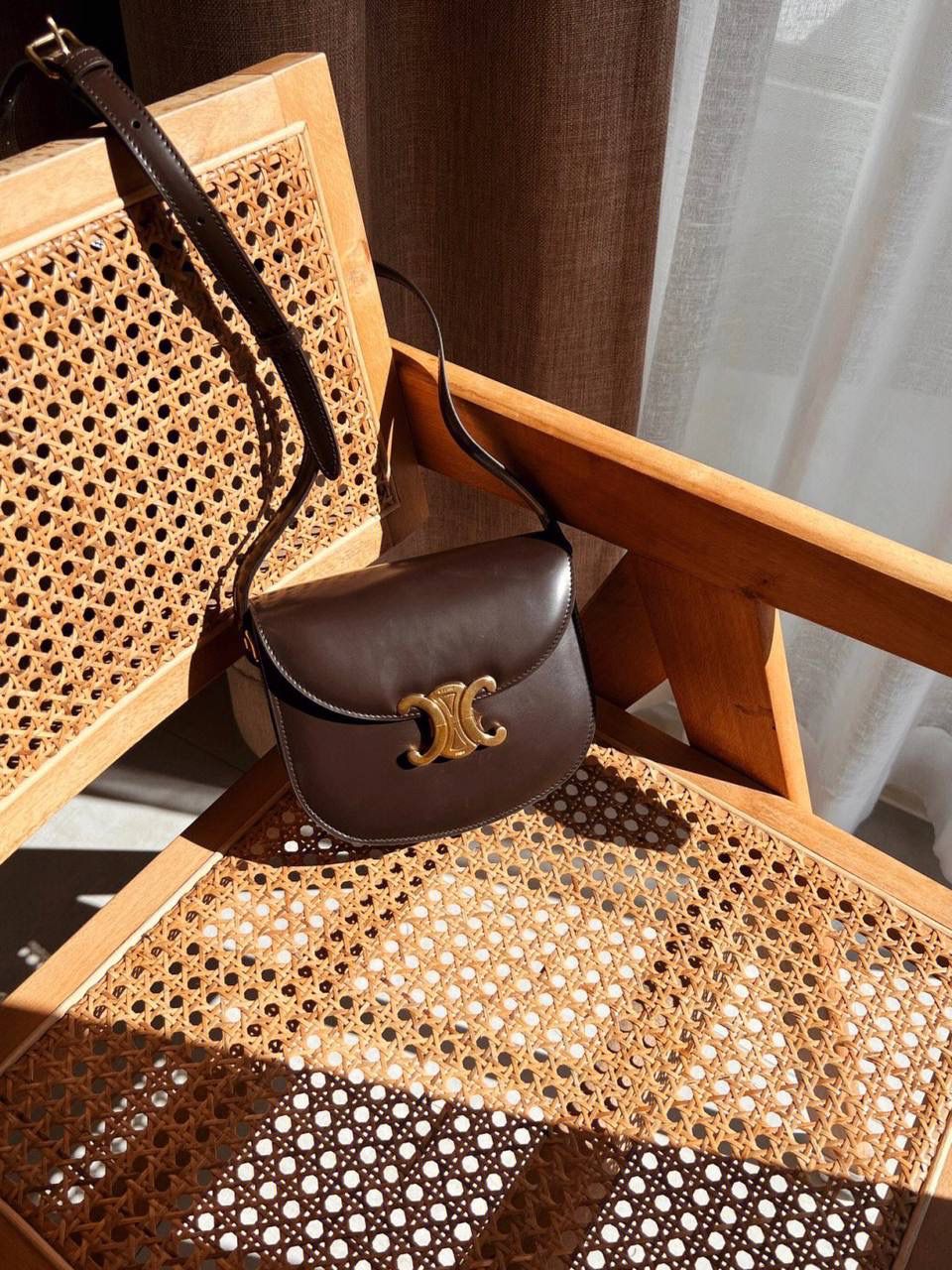 🔥大货实拍图 𝗖𝗘𝗟𝗜𝗡𝗘 ♥ 𝗧𝗘𝗘𝗡 𝗕𝗘𝗦𝗔𝗖𝗘肩带马鞍 型号：110413 尺寸：18.5*16*6cm 这只包除了皮质采用了CELINE 最具标志性的亮泽小牛皮之外，还采用了3种制包工艺(毛边/背缝/滚边背缝)市面上几乎没有品牌会这样大费周章去制作一只手袋。并且一般的品牌手袋的内衬都是麂皮的材质，而这款手袋采用了纳帕小羊皮，表里如一地奢华与精致！✨