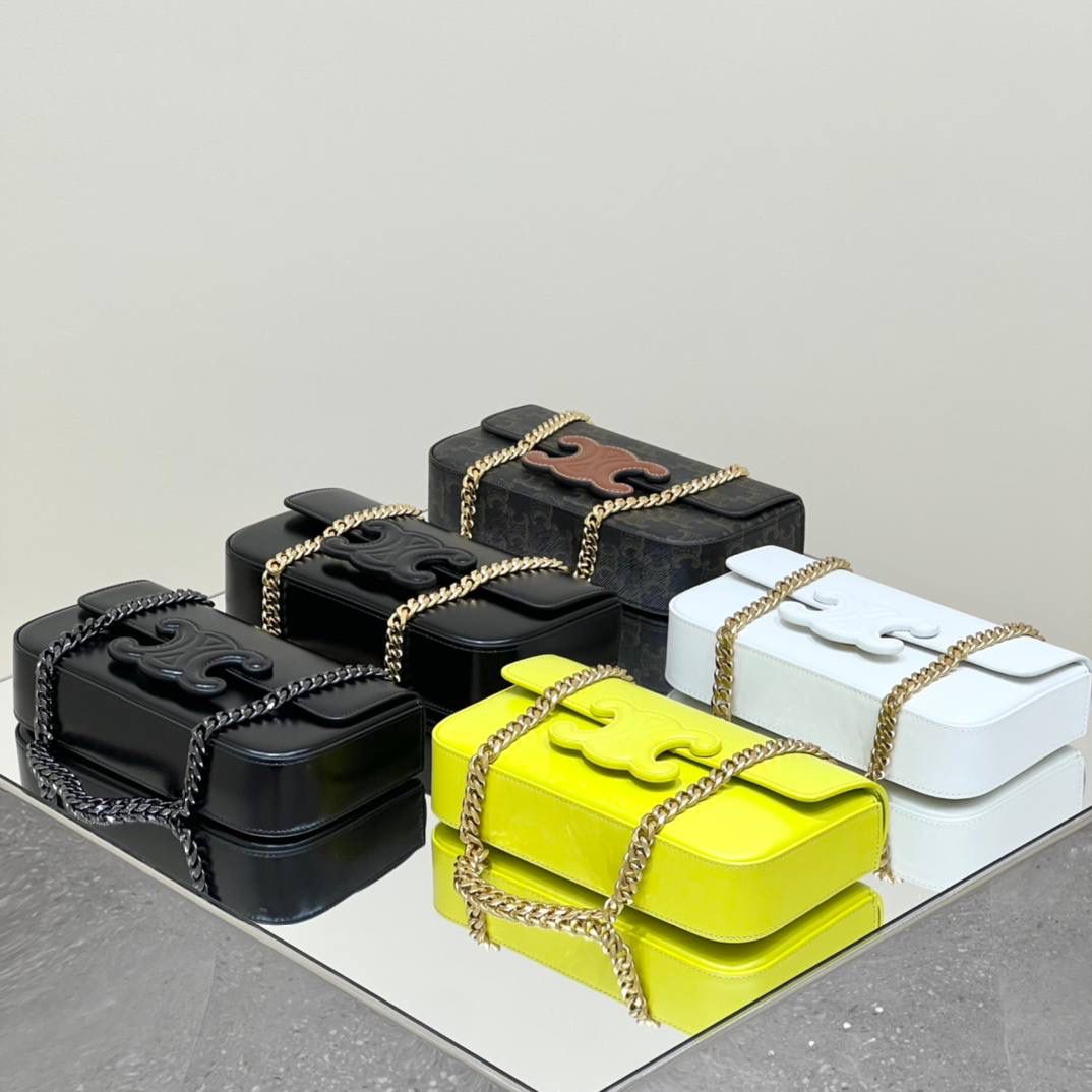 𝑪𝒆𝒍𝒊𝒏𝒆凯旋门腋下包从皮带变成链条款，玩味又年轻时尚，同色logo的设计也足够时髦，反正是不该看，看了挪不开眼🫣