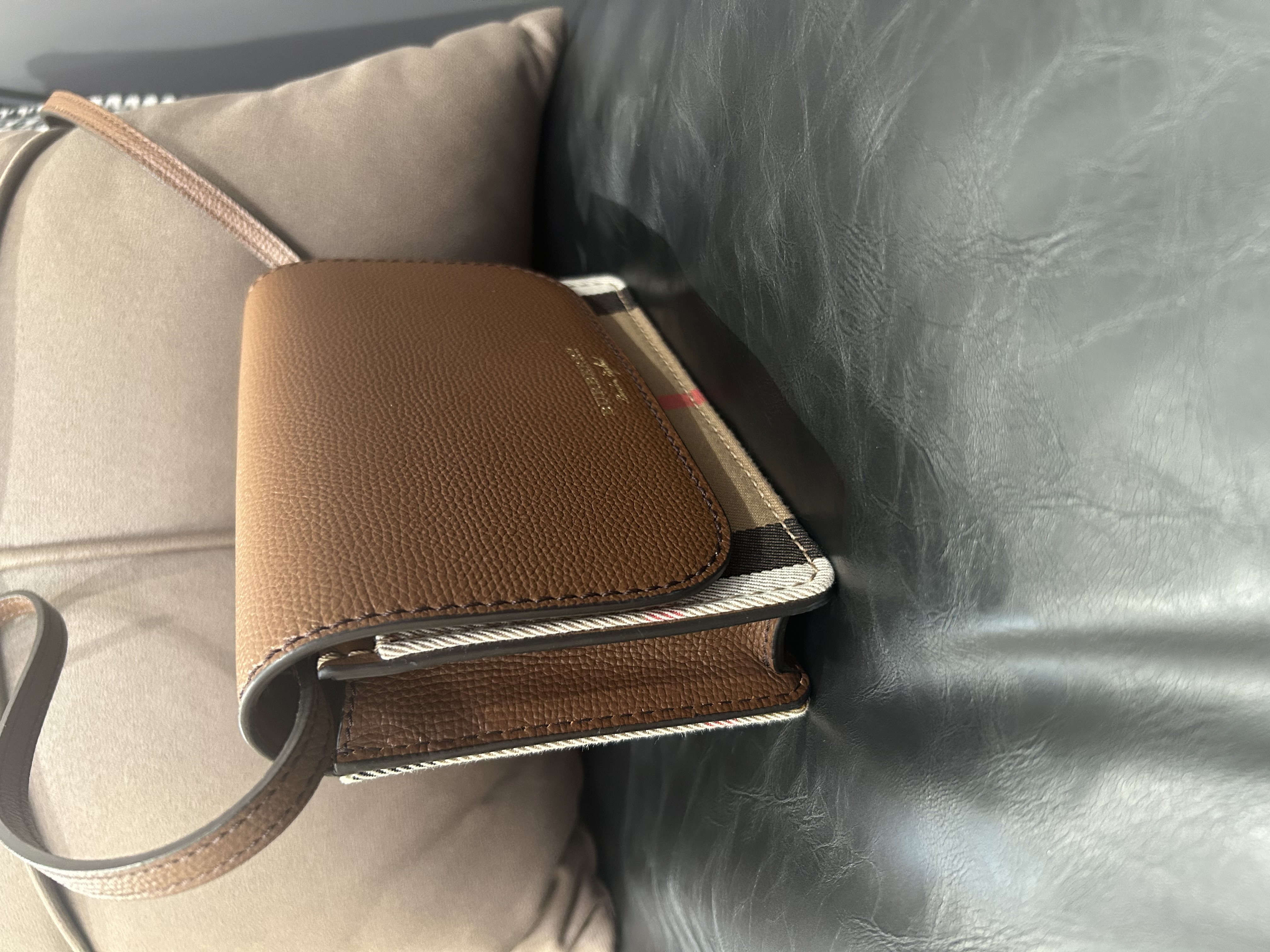 Burberry crossbody bag  100%Authentic,98%new ✅dust bag 