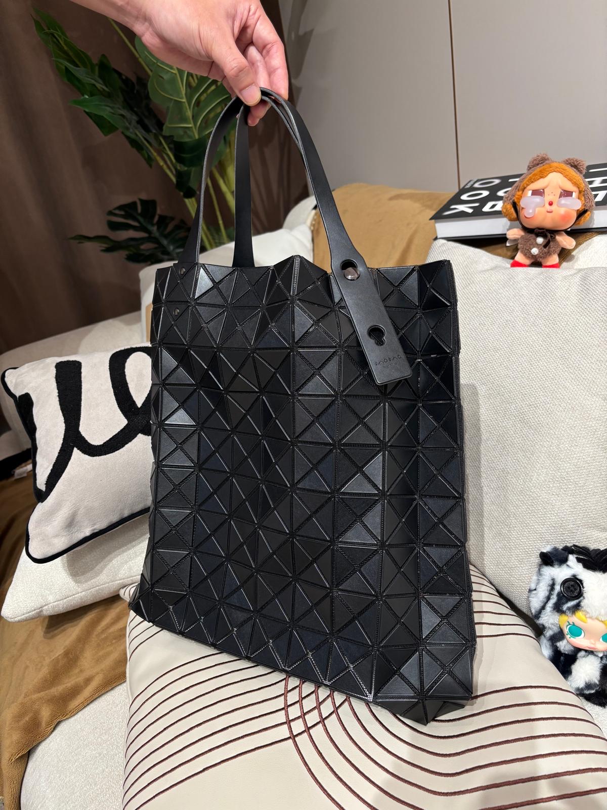 Issey Miyake Bao Bao Tote Bag 啞黑色 100%Authentic, 98%New ✅ certificate✅Dust bag
