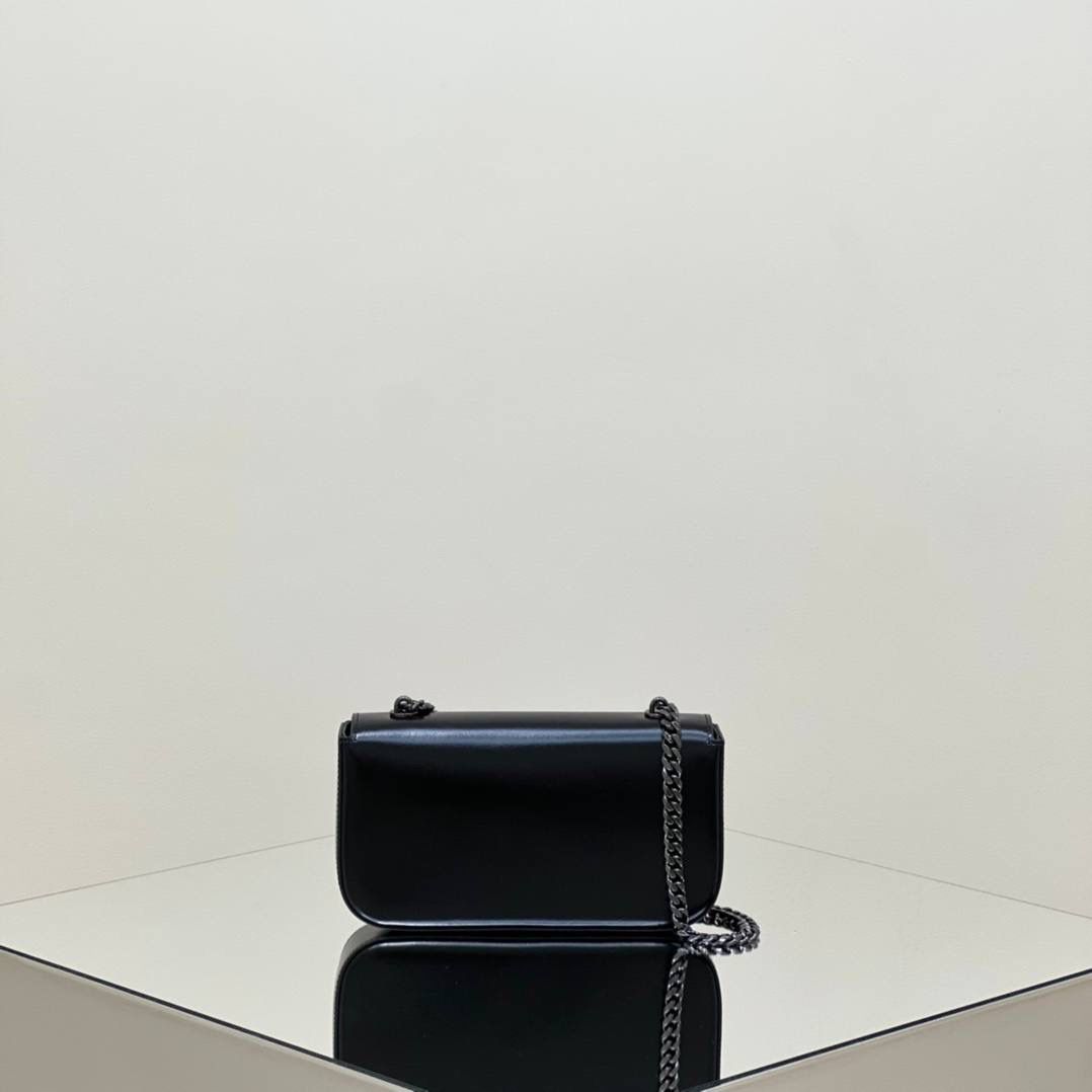 🔥大货实拍图 𝗖𝗘𝗟𝗜𝗡𝗘 ♥ 𝗧𝗥𝗜𝗢𝗠𝗣𝗛𝗘浮雕腋下包 型号：199243 尺寸：20.5*11.5*4cm