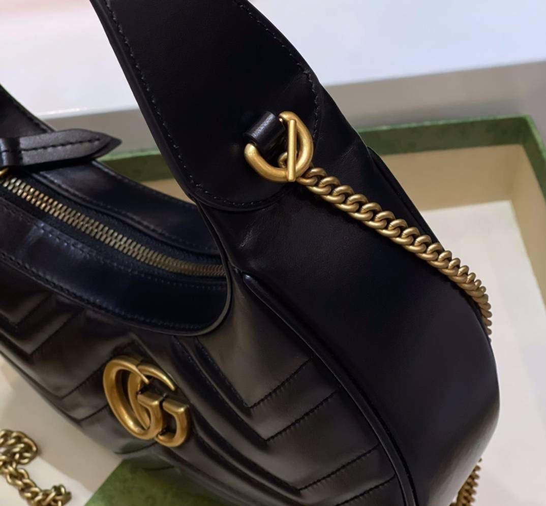 ✈️✈️✈️🔥𝐌𝐚𝐫𝐦𝐨𝐧𝐭系列半月包# ▫️型号：699514 ▫️尺寸：21.5*11*5cm 马尔蒙系列腋下包经典回归 四季热卖款，以月牙造型为特色，原厂牛皮立体绣花工艺饱满度很赞➕全铜五金❗️包包的轮廓很贴切身体的线条，可腋下手拎斜挎，性价比超高的一只.简直就是行走的种草机！