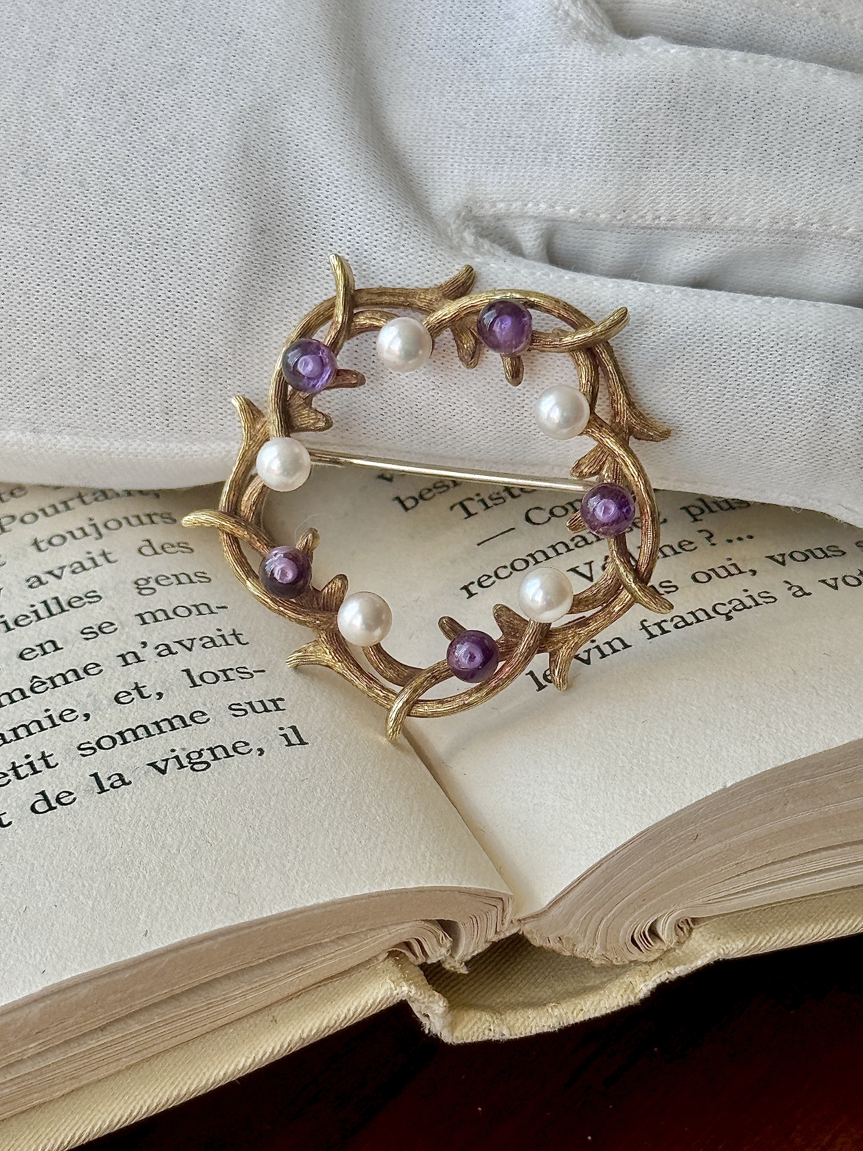 C.1950s Krementz Coral Wreath Purple and Glass Pearl Openwork Brooch (NZ129)