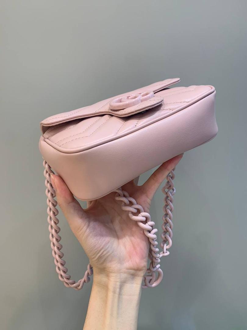 新背景实拍正品级 。马卡龙颜色：粉色❤️‍🩹 这个颜色最受欢迎，目前咨询预售的人数也是最多的，奶奶的粉色，真的是很难抗拒，实物比我拍的图片好看100倍‼️粉色我希望你们每一个人都买，不比经典款差的，颜色五金都是略深一筹，放心入，我自己已经自留了粉色！ 型号699757；尺寸16.5/10/4.5cm