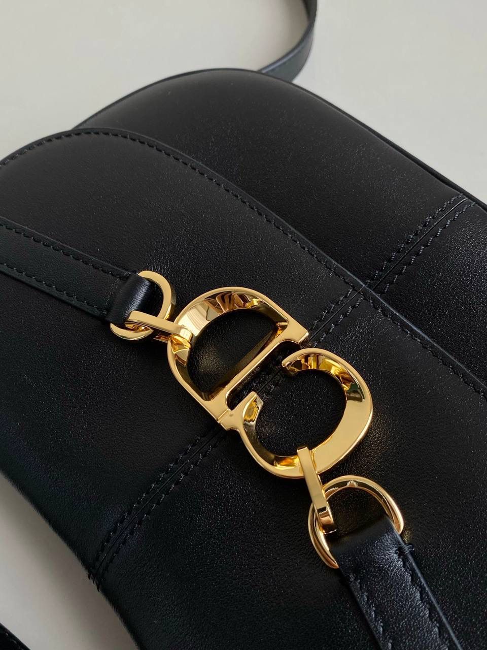 🈶黑色 𝗗𝗶𝗼𝗿 𝗯𝗲𝘀𝗮𝗰𝗲 马鞍包小号 相比较之前的bobby来说 这个版型会更大一些，皮质更柔软一些 正面是经典的CD扣，超级复古 背面仍然是延续了D家的风格 有个内侧袋，可以放手机或放卡 翻盖按扣式设计，里面还有个拉链隔层 非常实用好收纳 大小也很俏皮，容量足够日常 斜挎 肩背 腋下都可以！ 24×15×6cm #8010m