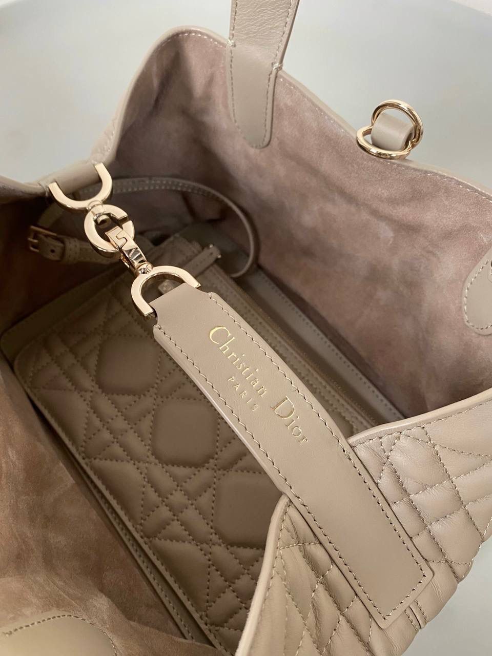 🈶胭脂米，小号 𝗗𝗜𝗢𝗥 𝗧𝗼𝘂𝗷𝗼𝘂𝗿𝘀横版 拒绝不了一点温柔的米色系 实在太好看了！很显气质 淡淡的色调，看着心情就很好 小号会更Q更嗲一些 实物蛮精致的！ 可以说目前喜爱度top☝🏻 23×15×15cm，#m1292m